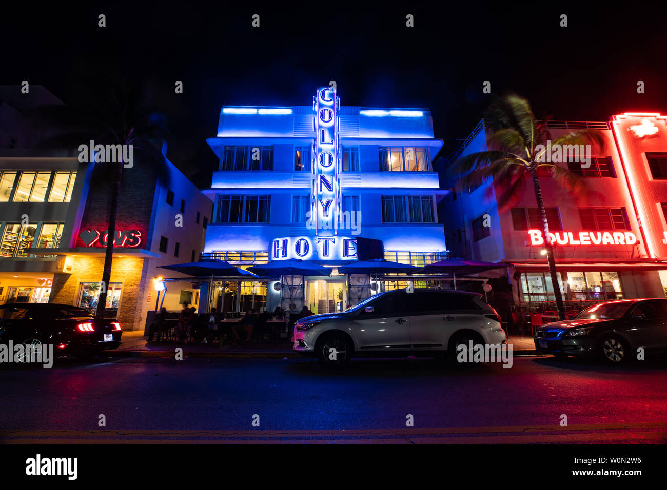Vue de nuit sur la rue Ocean Drive, l'Art Déco. Colony et Boulevard d'hôtels. Banque D'Images Vue de nuit sur la rue Ocean Drive, l'Art Déco. Colony et Boulevard d'hôtels. Banque D'Images
