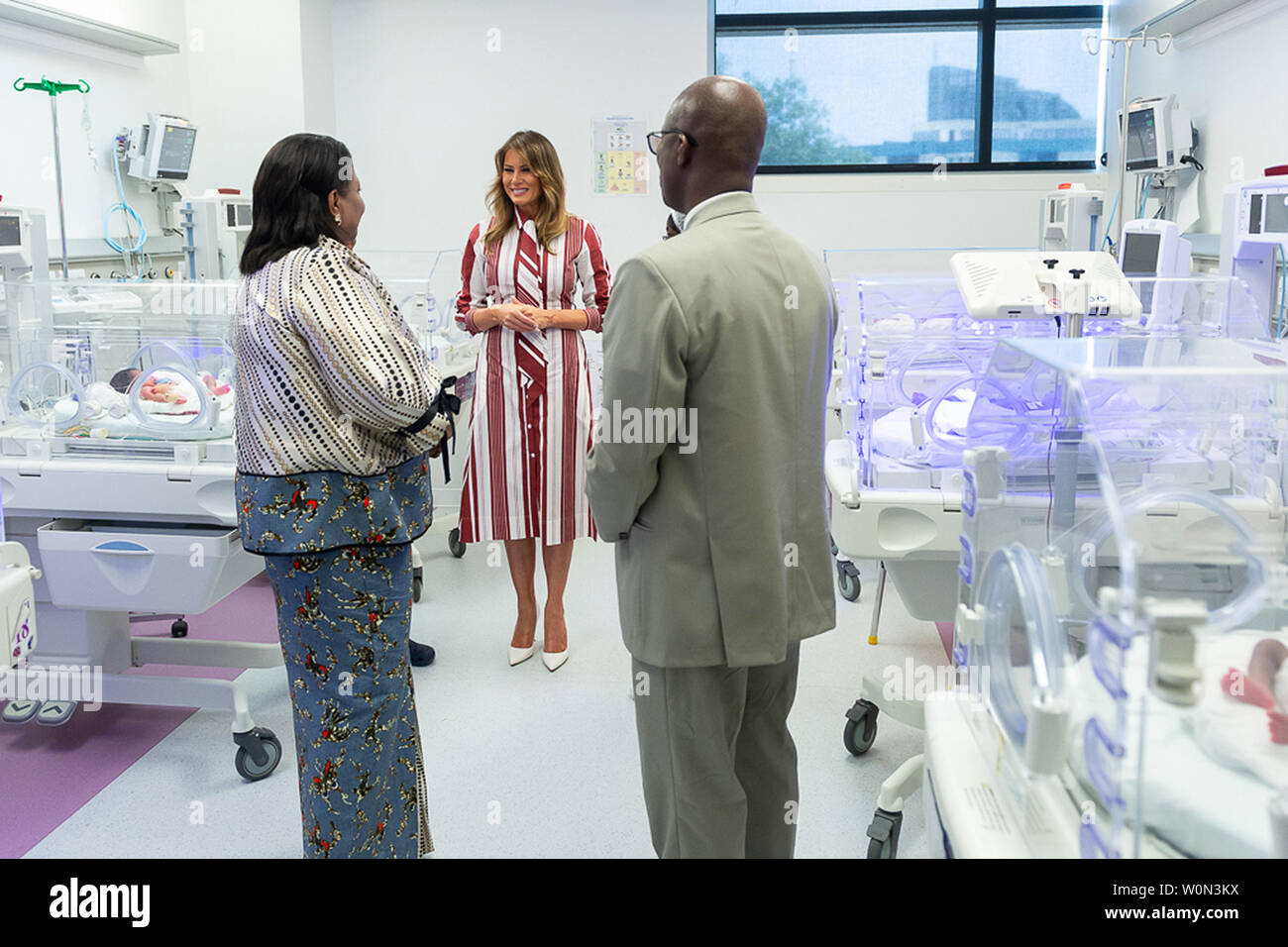 Première Dame Melania Trump, aux côtés de Rebecca Akufo-Addo, la Première Dame de la République du Ghana et le Dr Emmanuel K. Srofenyoh, directeur médical de l'hôpital, rencontre avec les patients et les membres de la famille le 2 octobre 2018, dans l'incubateur prix de l'unité de soins néonatals intensifs à l'hôpital régional à Accra Accra, Ghana. La première dame s'engage dans son premier grand voyage en solo, un international de cinq jours, quatre pays, qui voyage en Afrique où elle mettra l'accent sur le bien-être des enfants. White House Photo par Andrea Hanks/UPI Banque D'Images