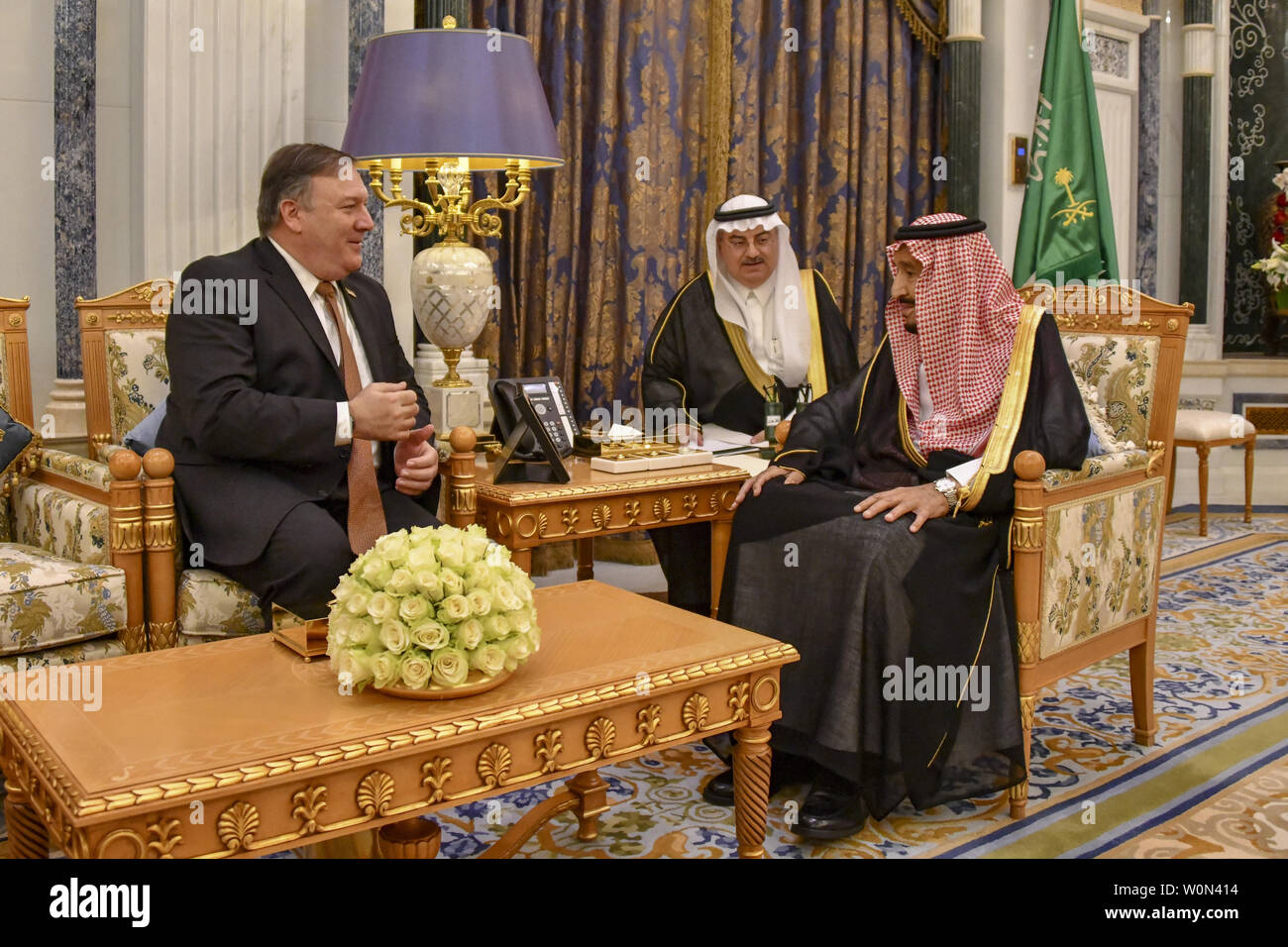 La secrétaire d'État des États-Unis, Mike Pompeo se réunit avec le roi saoudien Salman bin Abdul Aziz à la cour royale à Paris le 16 octobre 2018. Pompeo est rendu en Arabie Saoudite pour discuter le mystère entourant la disparition du journaliste Jamal Khashoggi. Khashoggi, un résident américain, Washington Post et contributeur disparu de l'Arabie consulat à Istanbul il y a deux semaines, conduisant aux rapports qu'il a été tué sur place. Photo par département d'État américain/UPI Banque D'Images