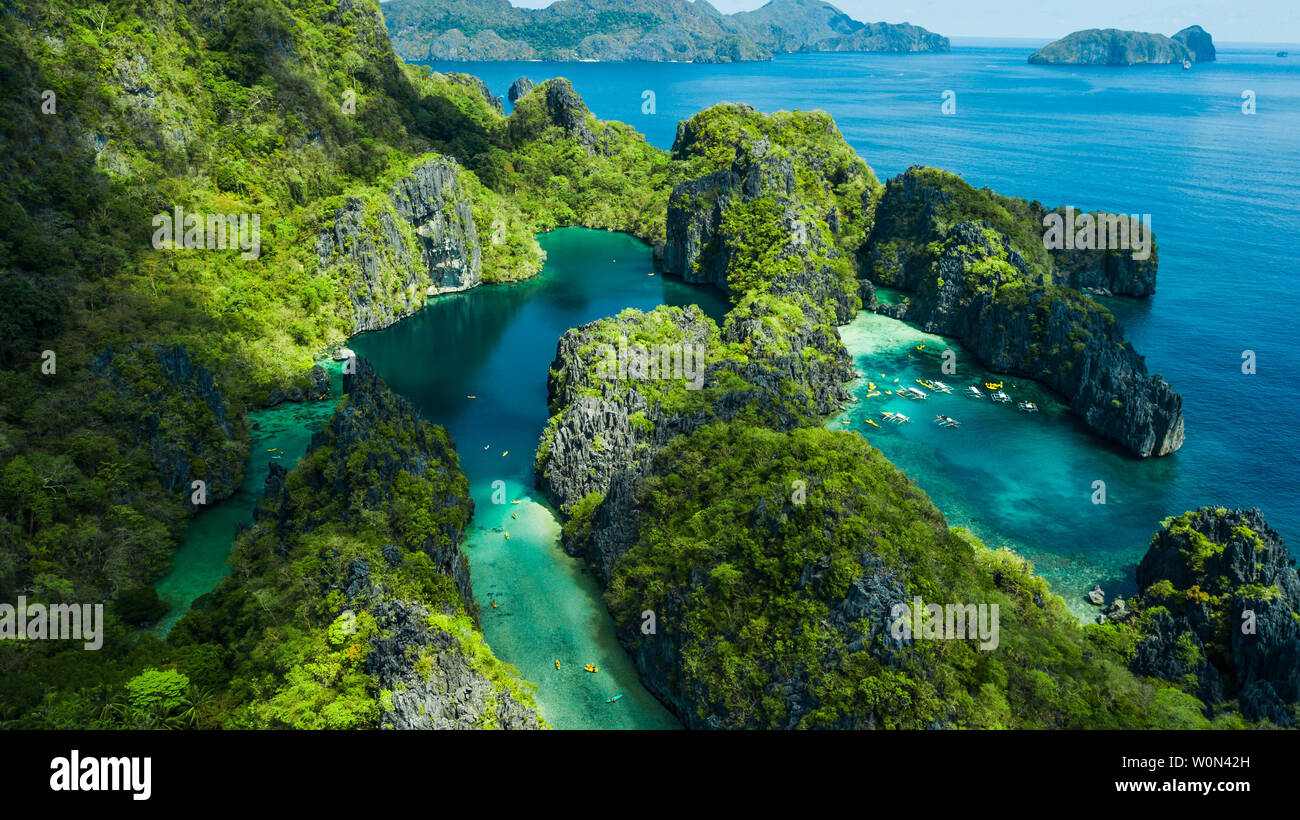 El Nido, Palawan, aux Philippines. Vue aérienne de Big Lagoon, petite lagune et falaises calcaires Banque D'Images