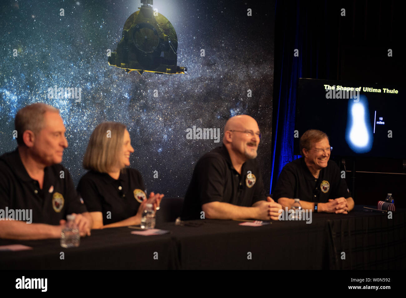 Une nouvelle image de l'Ultima Thule est vu sur un écran lors d'une conférence de presse après l'équipe a reçu la confirmation de la sonde New Horizons qu'elle a complété le survol de l'Ultima Thule, le 1er janvier 2019, à la Johns Hopkins University Applied Physics Laboratory (APL) dans la région de Laurel (Maryland). De nouveaux horizons CHERCHEUR PRINCIPAL Alan Stern du Southwest Research Institute (SWRI), Boulder, CO, New Horizons Mission Operations Manager Alice Bowman de la Johns Hopkins University Applied Physics Laboratory, Horizons nouveaux systèmes de mission Chris Hersman de Johns Hopkins University Appl Banque D'Images