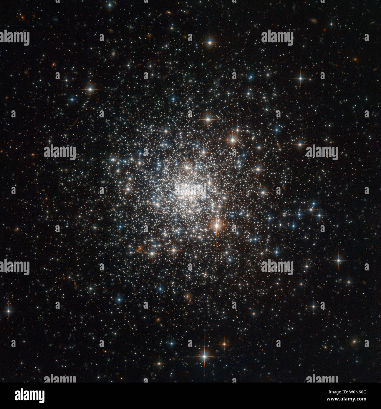 Cet amas globulaire NGC 4147, vu avec la NASA/ESA Hubble Space Telescope et libéré le 7 mars 2019, a été l'un des nombreux qui ont été utilisées par les astronomes pour mesurer la masse totale de la Voie lactée. NGC 4147 est située à environ 60 000 années-lumière de la Terre dans le nord de la constellation de Coma Berenices (les cheveux de Bérénice). Les scientifiques ont utilisé des mesures à partir de la NASA/ESA Hubble Space Telescope et la mission Gaia de l'ESA pour améliorer l'estimation de la masse de notre galaxie la Voie lactée : 1,5 milliards de masses solaires. Photo de la NASA/ESA/Hubble/UPI Banque D'Images