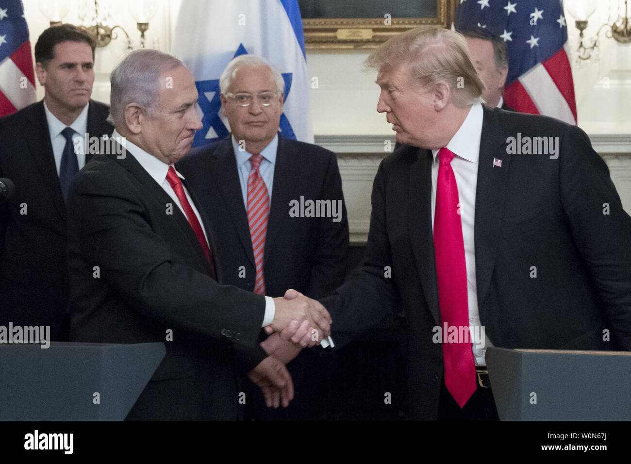 Le président Donald Trump et le Premier ministre israélien Benjamin Netayahu se serrer la main après avoir signé une ordonnance reconnaissant l'emporter sur les hauteurs du Golan comme territoire israélien dans la salle de réception diplomatique de la Maison Blanche à Washington, DC Le 25 mars 2019. Photo de Michael Reynolds/UPI Banque D'Images