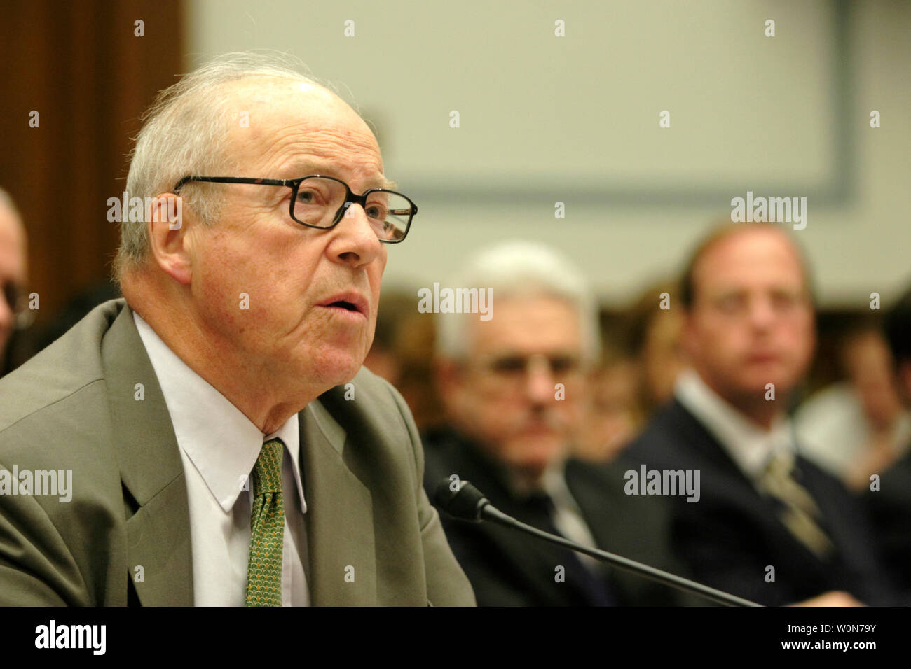 Ancien inspecteur DES NATIONS UNIES Hans Blix, Président de la la Commission sur les armes de destruction massive, témoigne devant une audience du sous-comité des relations internationales de la Chambre le 26 septembre 2006, sur la colline du Capitole à Washington. (Photo d'UPI/Kamenko Pajic) Banque D'Images