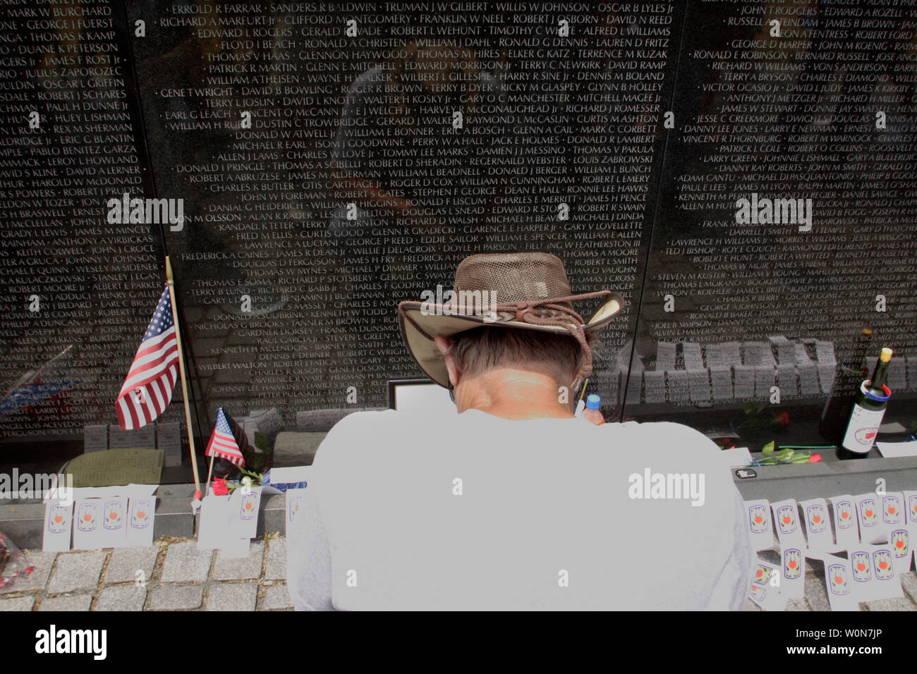 Un visiteur reflète à la Vietnam Veterans Memorial à Washington, le 27 mai 2007. Cette année est le 25e anniversaire du monument qui commémore les 58 249 soldats américains et les femmes qui sont morts ou ont été perdus pendant le conflit du Vietnam à partir de 1959-1975. (Photo d'UPI / Kamenko Pajic) Banque D'Images