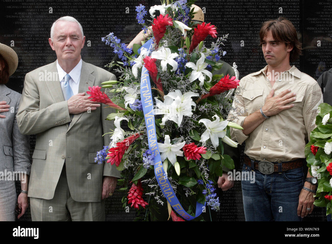 Le général Barry McCaffrey (L) et Keni Thomas musicien et ancien combattant des forces armées des États-Unis place une couronne au Vietnam Veterans Memorial, à Washington le 28 mai 2007. Cette année est le 25e anniversaire du monument qui commémore les 58 249 soldats américains et les femmes qui sont morts ou ont été perdus pendant le conflit du Vietnam à partir de 1959-1975. (Photo d'UPI/Kamenko Pajic) Banque D'Images
