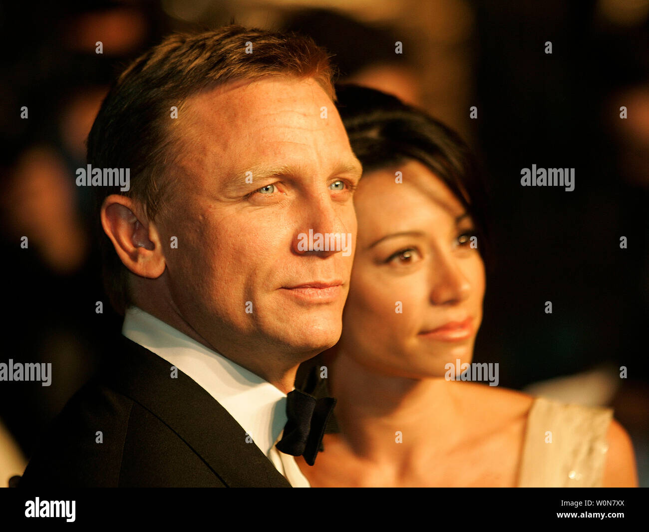 Nouveau caractère de James Bond Daniel Craig (L) et Satsuki Mitchell arrivent à la Vanity Fair post-79ème Academy Awards party à Morton's à West Hollywood le 25 février 2007. (Photo d'UPI/Gary C. Caskey) Banque D'Images