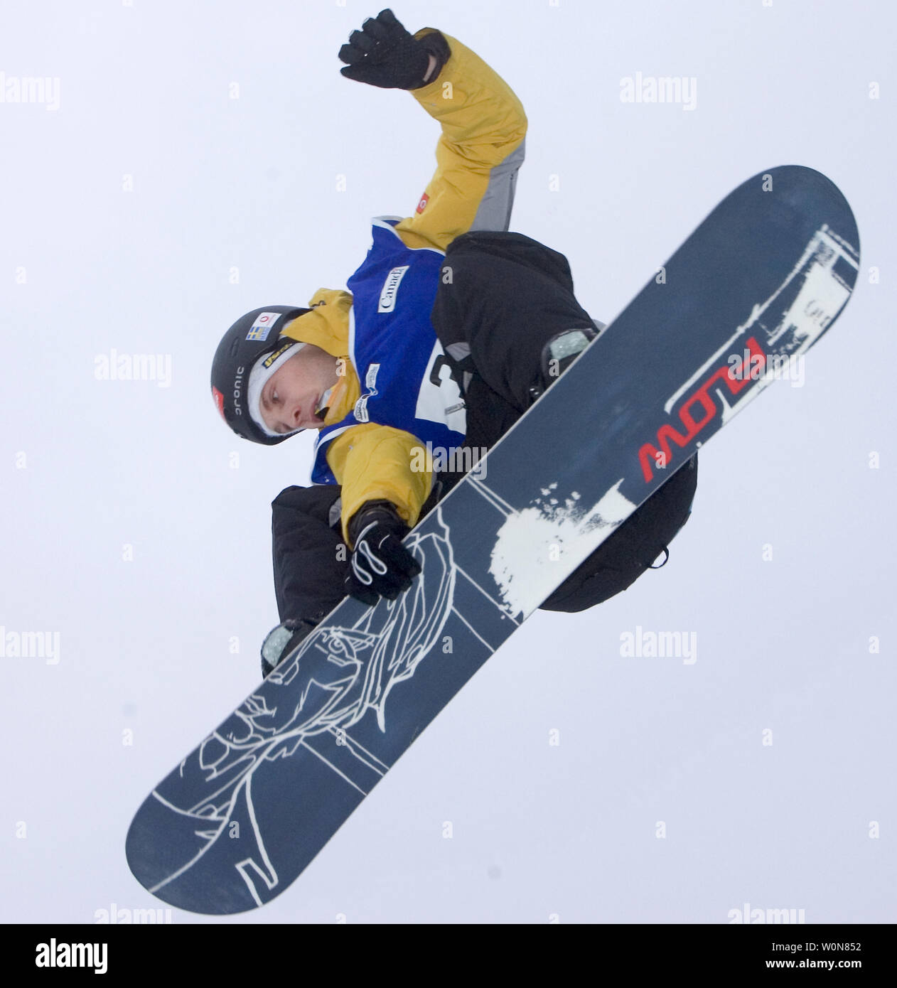 Sautant dans la finale, Andreas Jakobsson de Suède terres avec le bronze au men's Big Air cas de la FIS Snowboard World Championships le Whistler Blackcomb Mountain, le 21 janvier 2005. (Photo d'UPI/Heinz Ruckemann) Banque D'Images