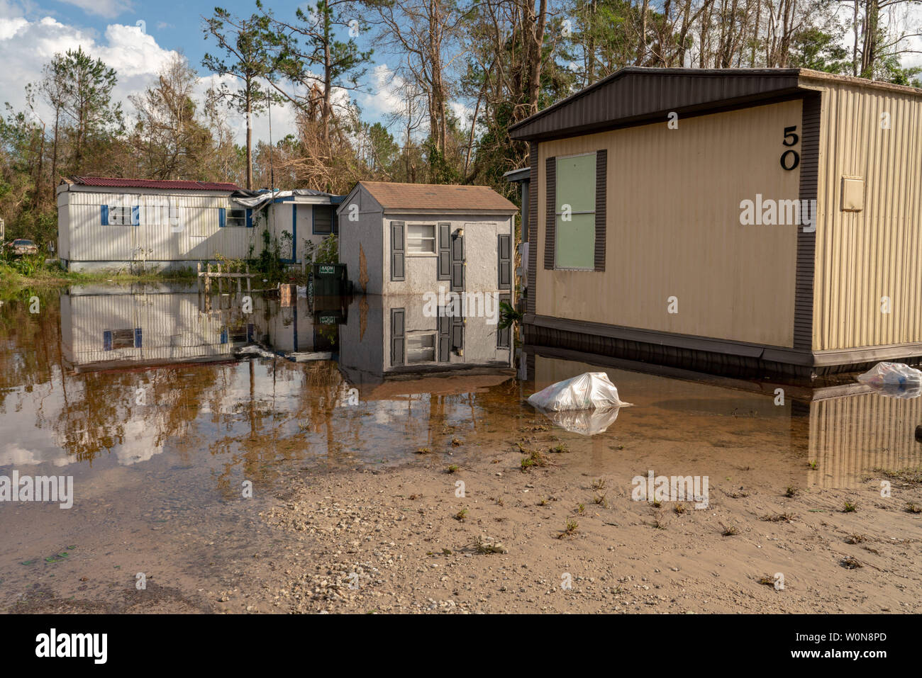 Bandes-annonces s'asseoir dans un parc inondé de remorque à la suite de l'ouragan Florence, maintenant dépression tropicale le 18 septembre 2018 à Wilmington, Caroline du Nord. Florence, continue de déverser de la pluie sur la Caroline du Nord et du Sud et de la rivière Cape Fear Valley et d'autres rivières va augmenter les niveaux d'inondation record de rupture. Photo de Ken Cedeno/UPI Banque D'Images