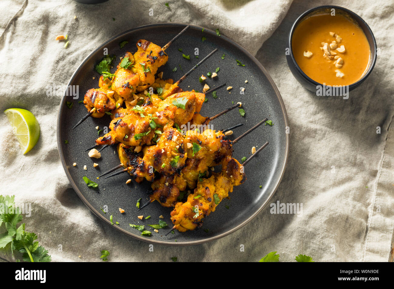 Des Thai Satay de poulet, sauce aux arachides Banque D'Images