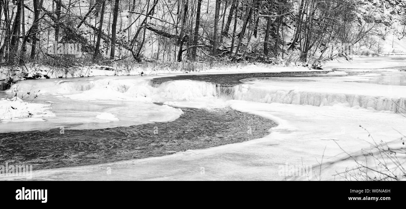 Taughannock Falls, pris dans l'emprise de l'hiver Banque D'Images