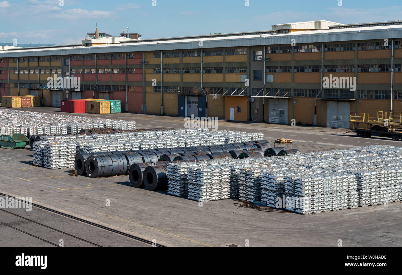 Des piles de métal par le quai dans le port de Koper en Slovénie Banque D'Images