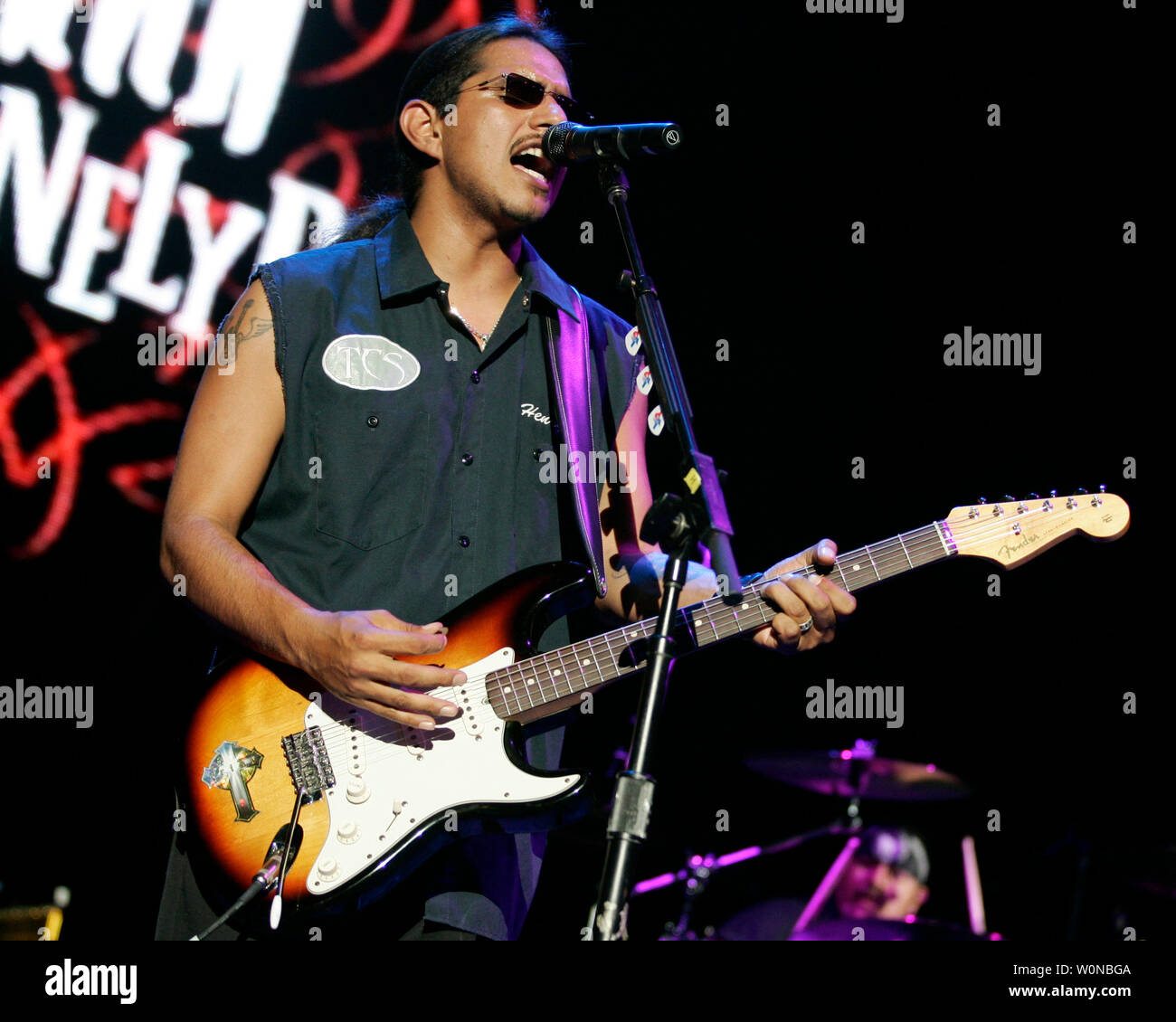 Henry Garza avec Los Lonely Boys se produit en concert, à l'amphithéâtre des conseils judicieux à West Palm Beach, Floride le 28 septembre 2006. (Photo d'UPI/Michael Bush) Banque D'Images