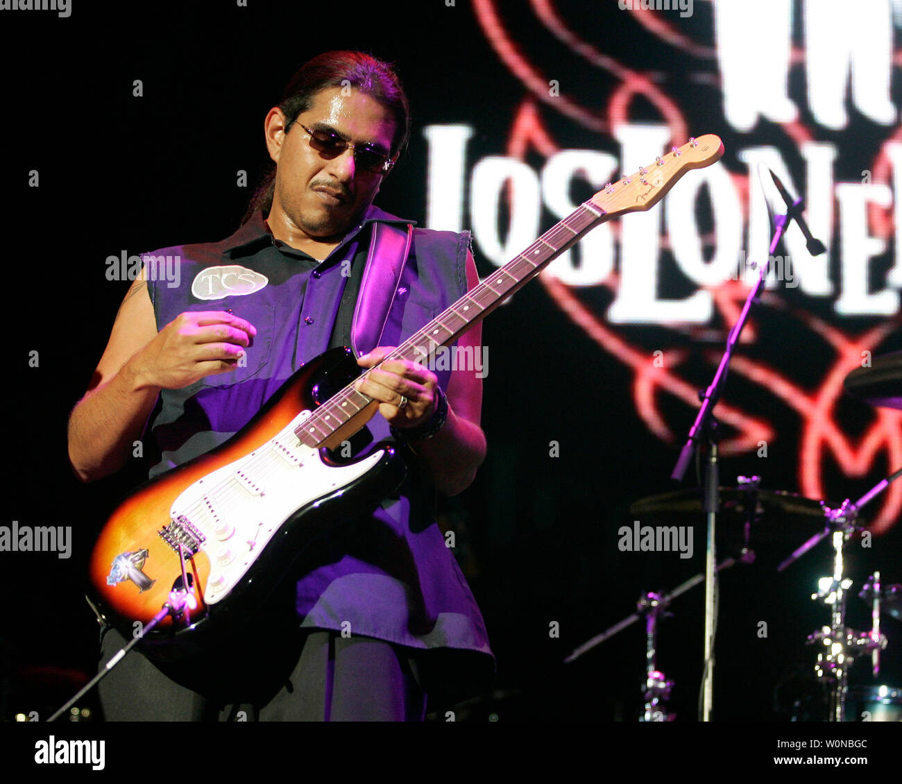 Henry Garza avec Los Lonely Boys se produit en concert, à l'amphithéâtre des conseils judicieux à West Palm Beach, Floride le 28 septembre 2006. (Photo d'UPI/Michael Bush) Banque D'Images