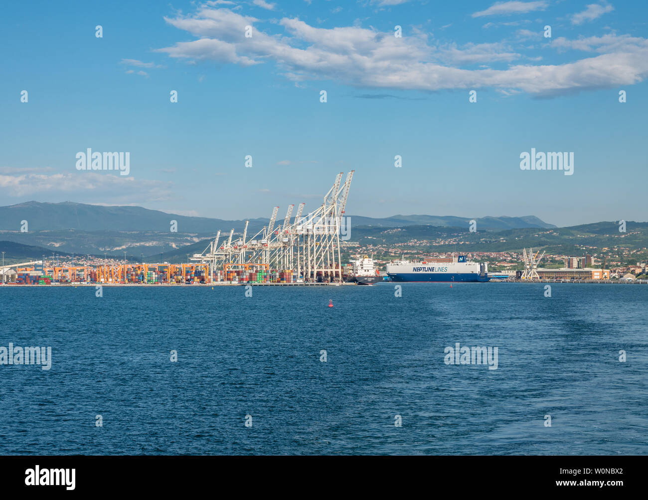 Par les grues de quai dans le port de Koper en Slovénie Banque D'Images