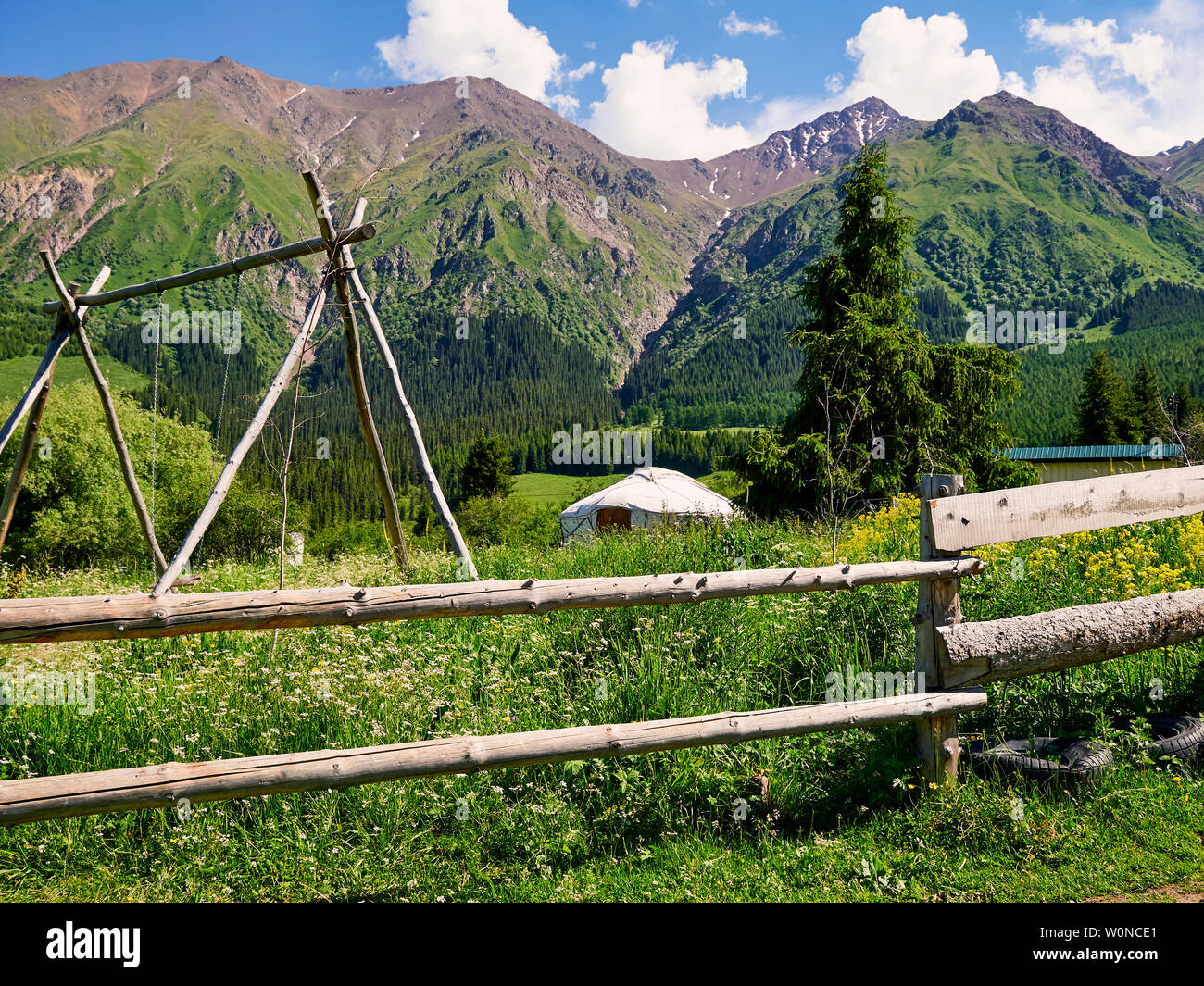 Vallée de montagne en été. Nature extraordinaire, montagnes, éclairées par le soleil par temps clair, la maison est située au pied de la montagne. Voyages, 2011-2012 Banque D'Images