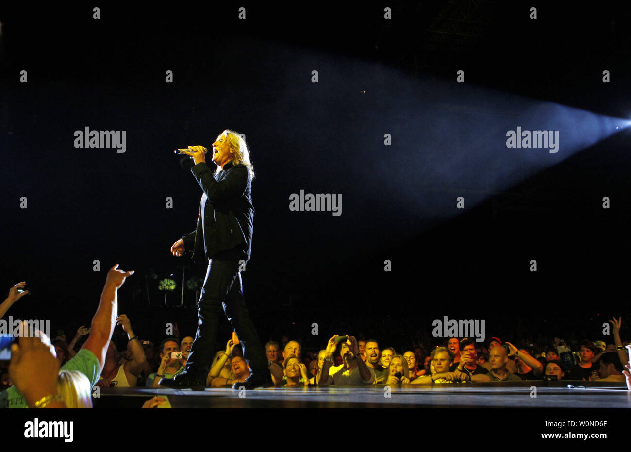 Joe Elliott avec Def Leppard se produit en concert à l'Amphithéâtre Cruzan à West Palm Beach, Floride le 15 juin 2011. UPI/Michael Bush Banque D'Images