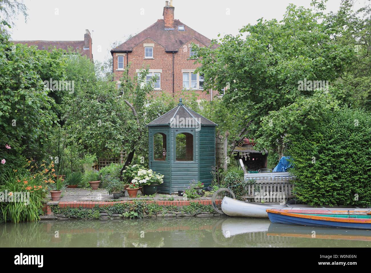 Jardin arrière à côté du canal à Oxford Banque D'Images