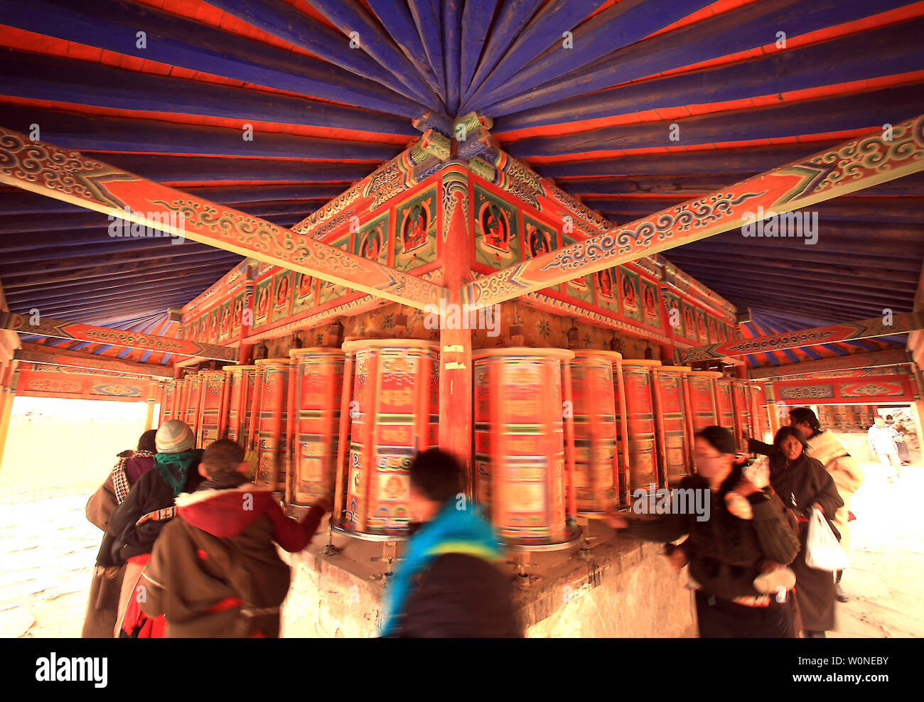 Les nomades tibétains, les pèlerins et les moines, tourner les roues de prière colorés entourant le monastère de Labrang, le plus grand monastère tibétain à l'extérieur de Lhassa, avant le Festival Monlam tibétaine Xiahe, dans la province de Gansu, sur le plateau tibétain, le 2 février 2012. Des dizaines de milliers de Tibétains célèbrent le Nouvel An tibétain en faisant leur chemin vers cette ville et son monastère de Labrang, dont la séparation de la région autonome du Tibet fournit une mesure de protection contre les Chinois Han tente de réguler leur culture. UPI/Stephen Shaver Banque D'Images