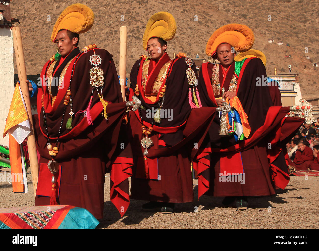 Moines tibétains se préparer pour le rituel de la danse cham, une forme de méditation et une offrande aux dieux, au monastère de Labrang, le plus grand monastère tibétain à l'extérieur de Lhassa, au cours de la Tibetan Monlam Festival à Xiahe, une petite ville dans la province de Gansu, sur le plateau tibétain, le 5 février 2012. Milliers de moines tibétains, les pèlerins et les nomades ont convergé sur le monastère pour le festival de Monlam annuel, ou Festival de la grande prière, considéré comme la plus grande fête religieuse au Tibet. UPI/Stephen Shaver Banque D'Images