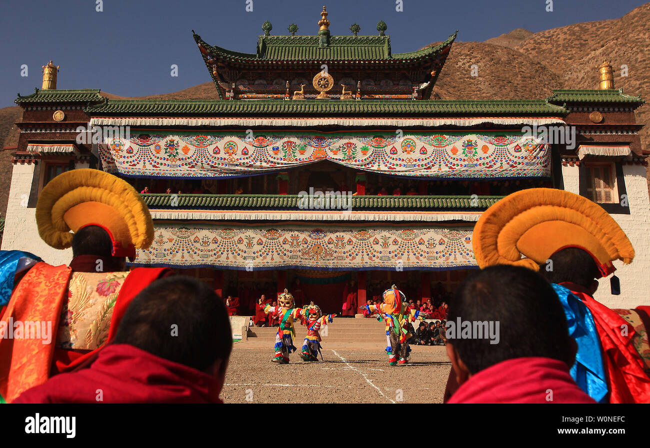 Moines tibétains effectuer le rituel de la danse cham, une forme de méditation et une offrande aux dieux, au monastère de Labrang, le plus grand monastère tibétain à l'extérieur de Lhassa, au cours de la Tibetan Monlam Festival à Xiahe, une petite ville dans la province de Gansu, sur le plateau tibétain, le 5 février 2012. Milliers de moines tibétains, les pèlerins et les nomades ont convergé sur le monastère pour le festival de Monlam annuel, ou Festival de la grande prière, considéré comme la plus grande fête religieuse au Tibet. UPI/Stephen Shaver Banque D'Images