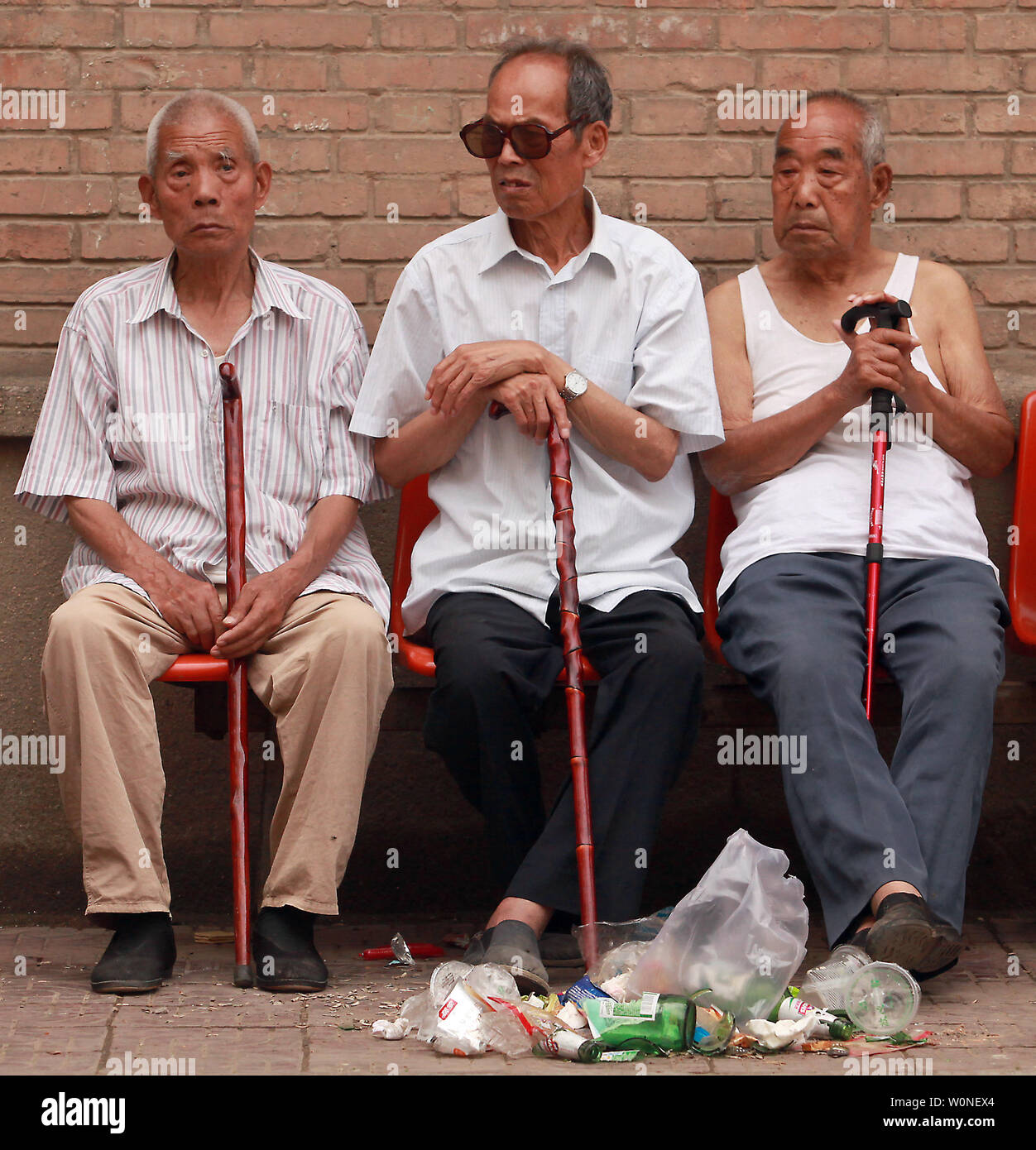 Personnes âgées les Chinois s'asseoir à l'ombre comme ils regardent les allées-et-venues dans leur quartier à Xi'an, la capitale de la province de Shaanxi, le 1 juillet 2012. La population de la Chine est le grisonnement de plus en plus vite, ce qui soulève des inquiétudes sur l'augmentation des pressions économiques et sociales dans le pays le plus peuplé du monde. En novembre 2010, la Chine avait 178 millions de personnes de plus de 60 ans, dont 119 millions ont plus de 65 ans. Qui représente plus de 22 pour cent de la population totale, et la Chine est le seul pays sur terre avec plus de100 millions de personnes âgées. UPI/Stephen Shaver Banque D'Images