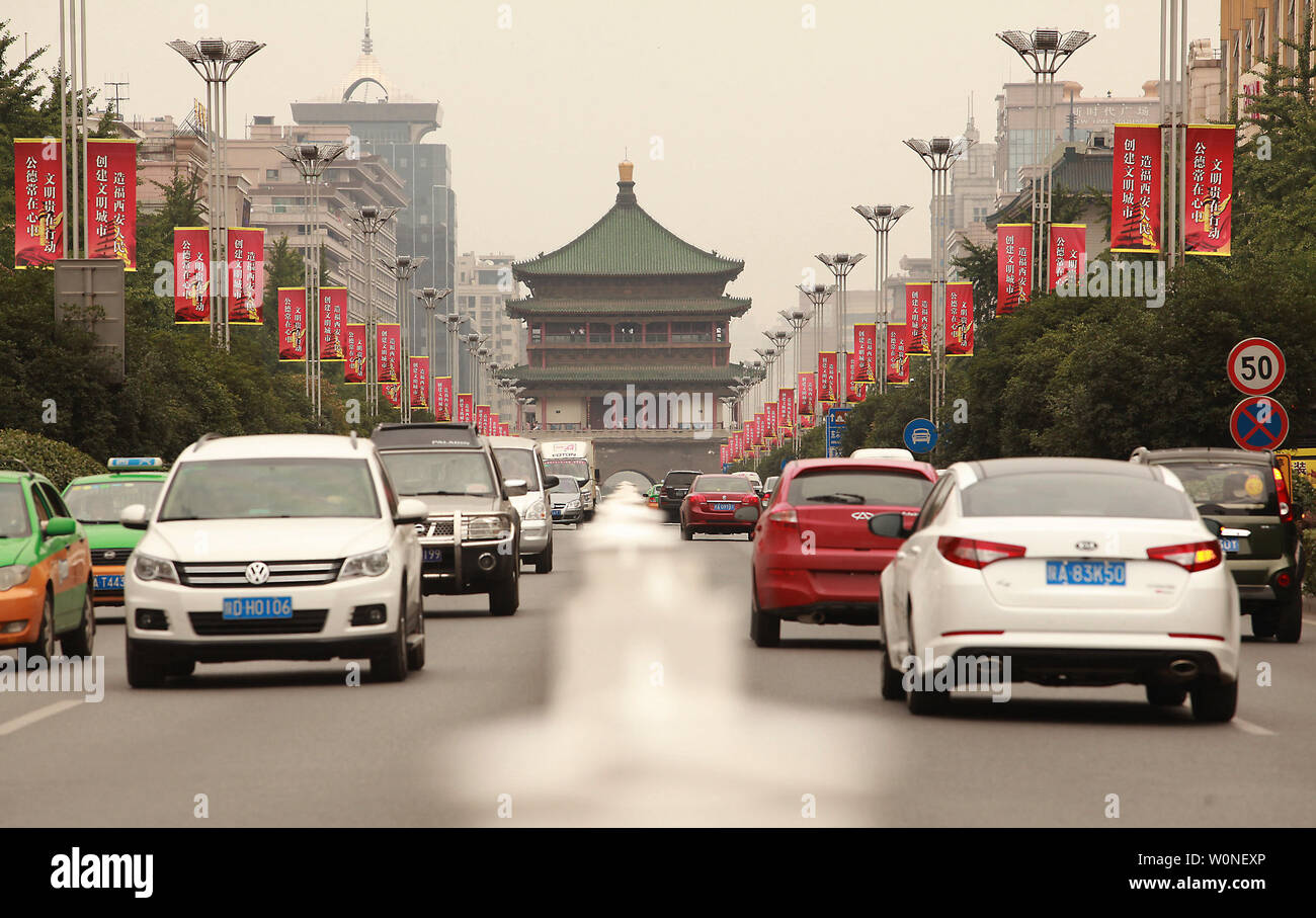 Lentement la circulation principale se déplace le long d'une rue du centre-ville de Xi'an, l'une des plus anciennes villes de Chine et la capitale de la province du Shaanxi, le 1 juillet 2012. Les gouvernements municipaux à travers la Chine essaient de trouver un équilibre entre les pressions de l'urbanisation croissante et de plus en plus les bruyants appels d'universitaires pour sauvegarder le patrimoine culturel du pays. UPI/Stephen Shaver Banque D'Images