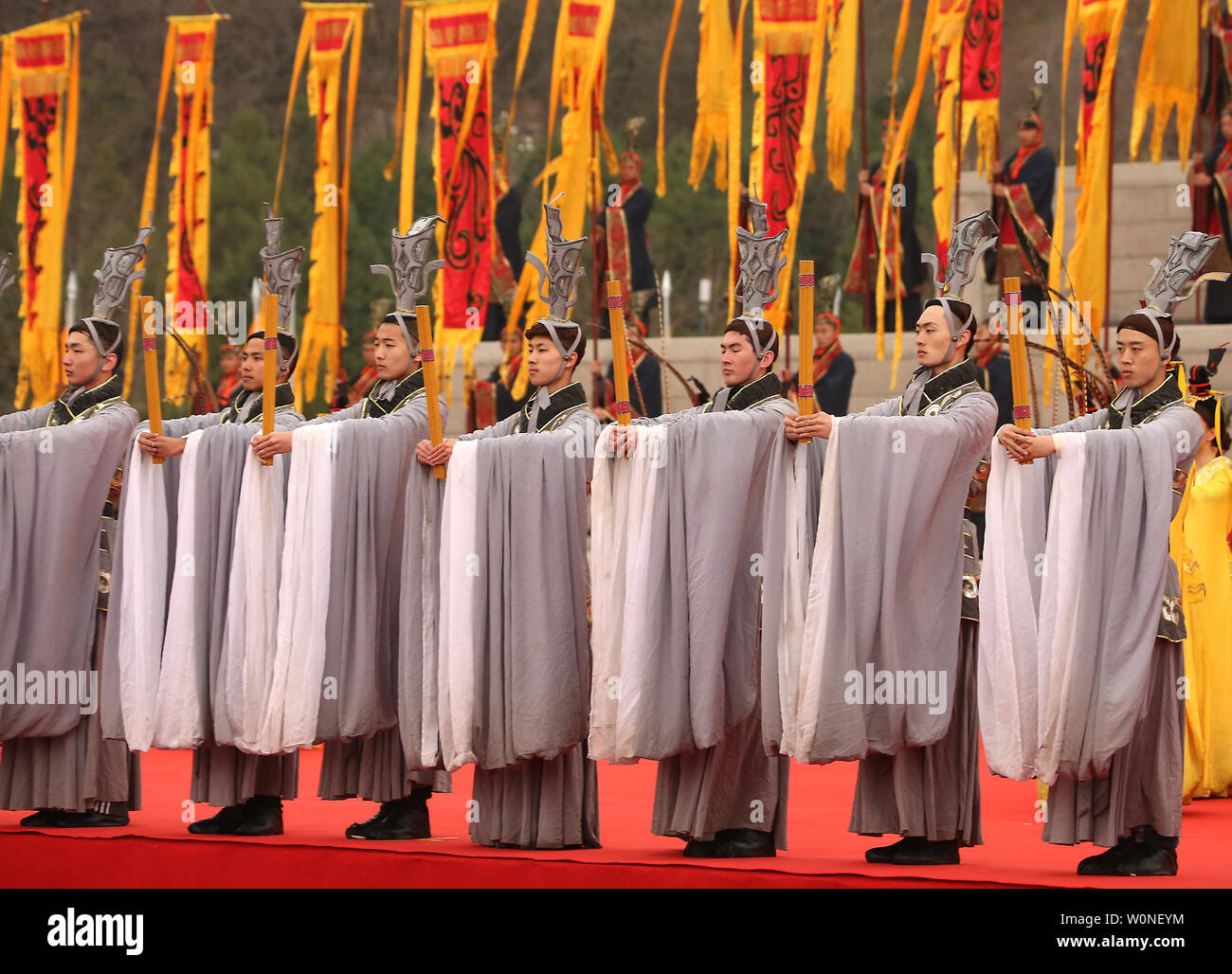 Les hommes chinois habillés en costume impérial effectuer dans une cérémonie commémorative pour l'Empereur jaune en montagne Qiaoshan Square, pendaison Pays, Province de Shaanxi, le 4 avril 2017. Dirigeants de l'Etat, des fonctionnaires et des représentants de l'ensemble de la Chine, Hong Kong, et à l'étranger Macua ont assisté à la cérémonie, payer leurs respects à un empereur qui inspire le nationalisme chinois. Photo par Stephen Shaver/UPI Banque D'Images