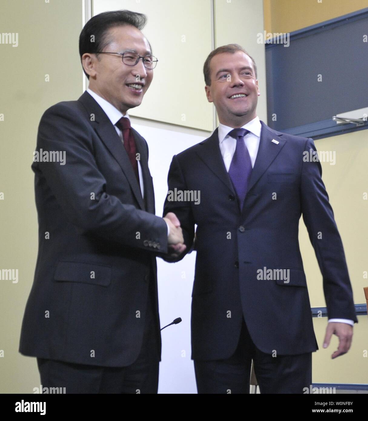 Le président russe Dmitri Medvedev (R), serre la main avec son homologue sud-coréen Lee Myung-bak au cours du Global Policy Forum de Yaroslavl le 10 septembre 2010. Medvedev a déclaré vendredi "Je ne suis d'accord avec ceux qui affirment qu'il n'est pas la démocratie en Russie, qu'il est gouverné par la tradition autoritaire.' UPI/Alex Volgin Banque D'Images