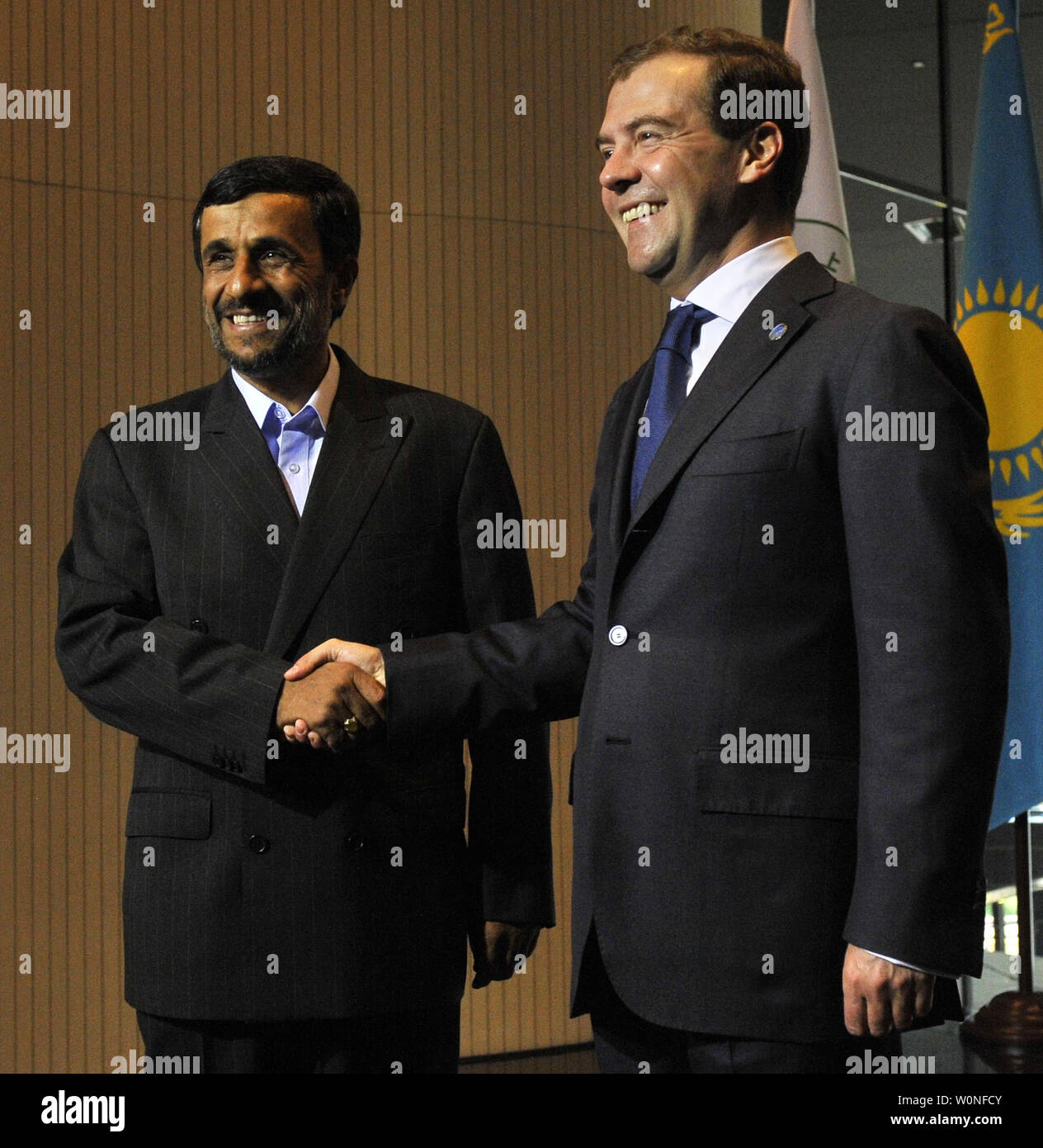 Le président russe Dmitri Medvedev (R), serre la main avec le président iranien Mahmoud Ahmadinejad lors d'un sommet de l'Organisation de coopération de Shanghai (OCS) dans l'Oural ville d'Ekaterinbourg le 16 juin 2009. Ahmadinejad avec les dirigeants de l'Afghanistan, le Pakistan et l'Inde a rejoint le sommet de l'OCS de groupes La Russie, la Chine, le Kazakhstan, l'Ouzbékistan, le Tadjikistan et le Kirghizistan. (Photo d'UPI/Alex Volgin) Banque D'Images