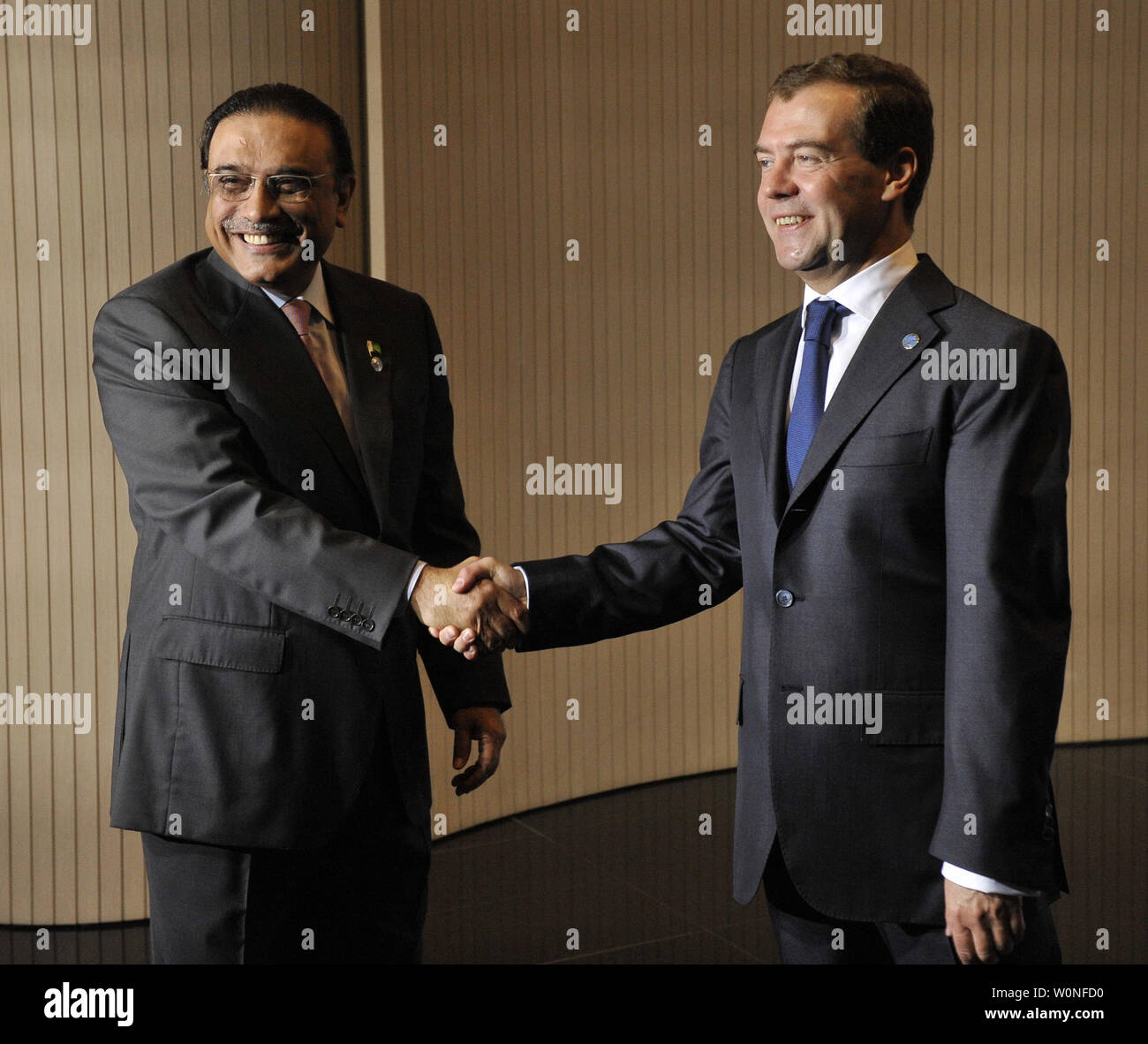 Le président russe Dmitri Medvedev (R) se félicite le Président du Pakistan Asif Ali Zardari lors d'un sommet de l'Organisation de coopération de Shanghai (OCS) dans l'Oural ville d'Ekaterinbourg le 16 juin 2009. Les groupes SCO La Russie, Chine, Kazakhstan, Ouzbékistan, Tadjikistan et Kirghizistan mais les dirigeants de l'Afghanistan, le Pakistan et l'Inde et l'Iran seront aussi présentes. (Photo d'UPI/Alex Volgin) Banque D'Images