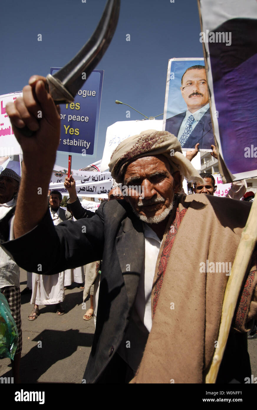 Les manifestants yéménites crier des slogans en faveur du Président Ali Abdullah Saleh dans la capitale, Sanaa, le 25 février 2011. Le président a résisté à la pression de démissionner, mais a promis de ne pas se représenter lors de son mandat actuel se termine en 2013 et a promis des réformes politiques. UPI Banque D'Images
