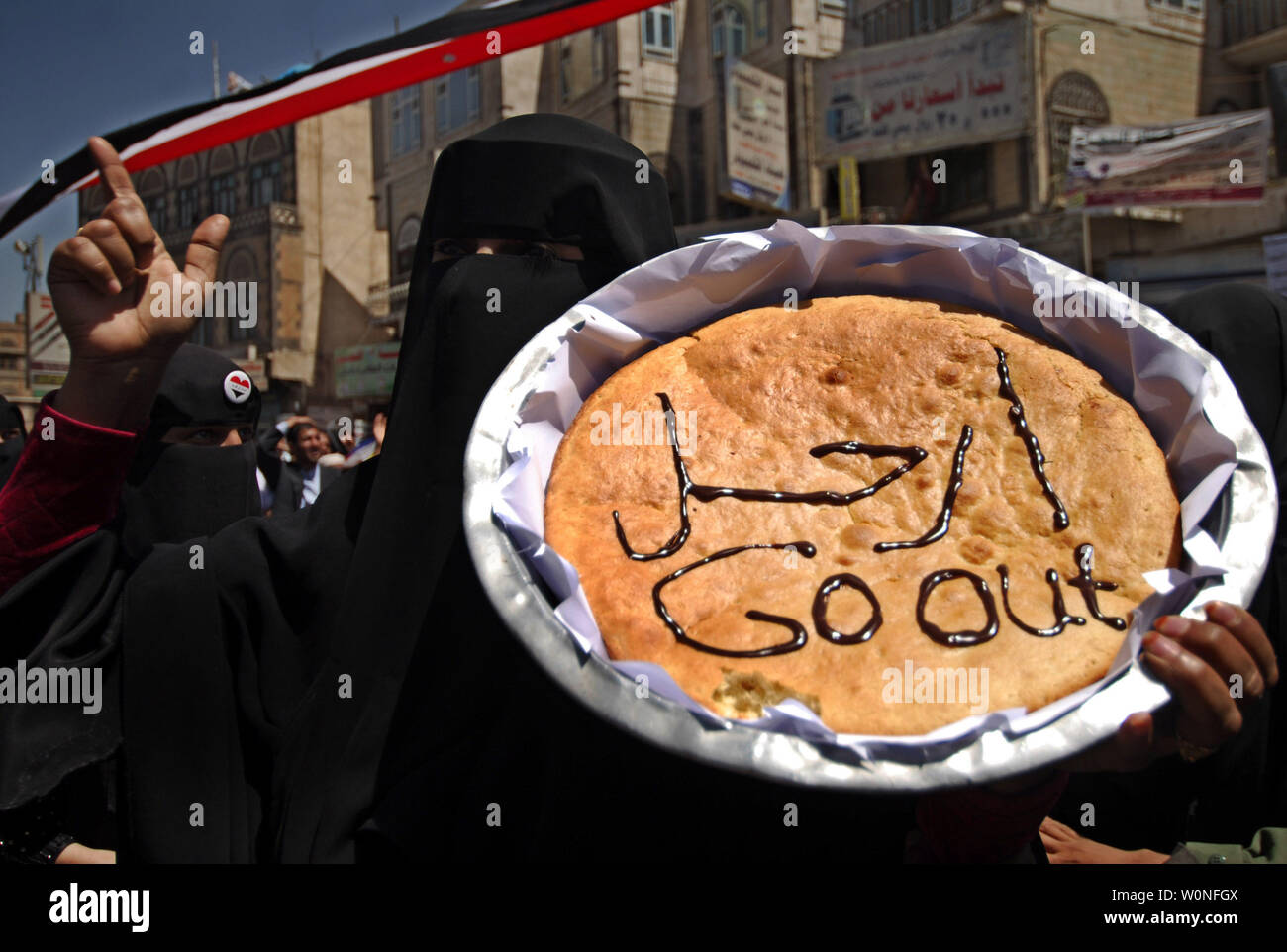 Un gouvernement anti-woma yéménites manifestant tenir un gâteau qui se lit "sortir" en arabe, au cours d'une manifestation à Al-Hurriya (La Liberté), dans la capitale, le 2 mars 2011. Des démonstrations de plus en plus à Sanaa, le torchage sentiment sécessionniste dans le sud du pays et une rébellion tribale dans le nord ont contribué à ébranler le leadership du pays. UPI/Mohammad Abdullah Banque D'Images