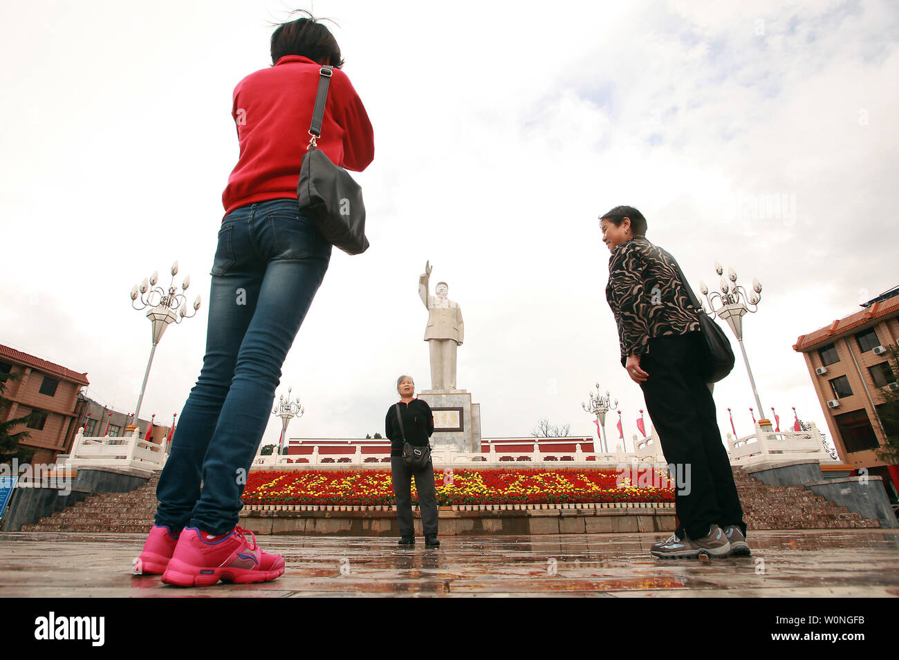 Les touristes chinois de prendre des photos en face de l'une des dernières lois d'intérêt public de la fin du timonier Mao Zedong dans un carré à Lijiang, dans le nord de la province du Yunnan, le 29 septembre 2012. Pendant la Révolution culturelle en vertu de la garde rouge, Mao a déjà été glorifié libre manifesté dans un culte de la personnalité qui a influencé tous les aspects de la vie des Chinois, et persiste à l'échelle du pays. UPI/Stephen Shaver Banque D'Images