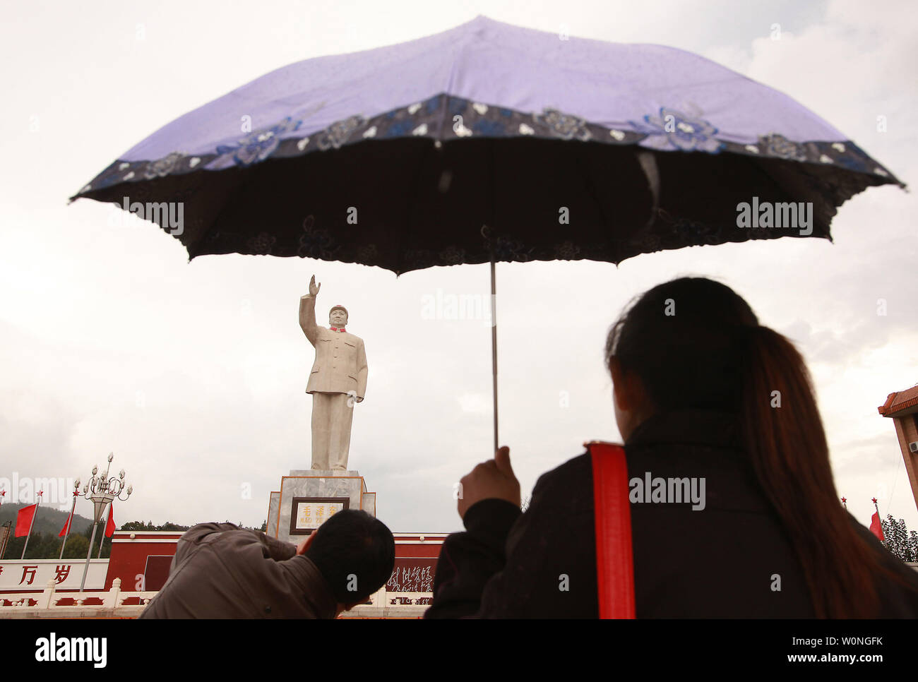 Les touristes chinois de prendre des photos en face de l'une des dernières lois d'intérêt public de la fin du timonier Mao Zedong dans un carré à Lijiang, dans le nord de la province du Yunnan, le 29 septembre 2012. Pendant la Révolution culturelle en vertu de la garde rouge, Mao a déjà été glorifié libre manifesté dans un culte de la personnalité qui a influencé tous les aspects de la vie des Chinois, et persiste à l'échelle du pays. UPI/Stephen Shaver Banque D'Images