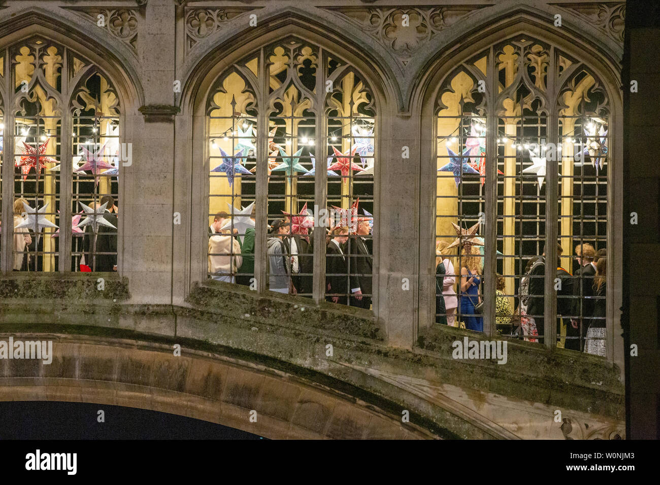 Photo daté de juin e Command 18/19montre aux élèves de traverser le Pont des Soupirs au St Johns' Ball mai à Cambridge. Photos offrent un rare aperçu de l'intérieur du somptueux St Johns' Ball peut maintenant, le point fort de l'agenda social à l'Université de Cambridge et mis en place par Pixie Lott cette année. Les élèves ont bravé la pluie de passer dans le black tie et élégantes robes de bal pour l'événement qui a été voté Meilleur 'Septième partie dans le monde" par le magazine Time. Chaque année, il y a une bousculade pour obtenir des billets pour la spectaculaire fin d'année, qui coûte £365 pour une paire. Le thème de l'événement est toujours un clos Banque D'Images