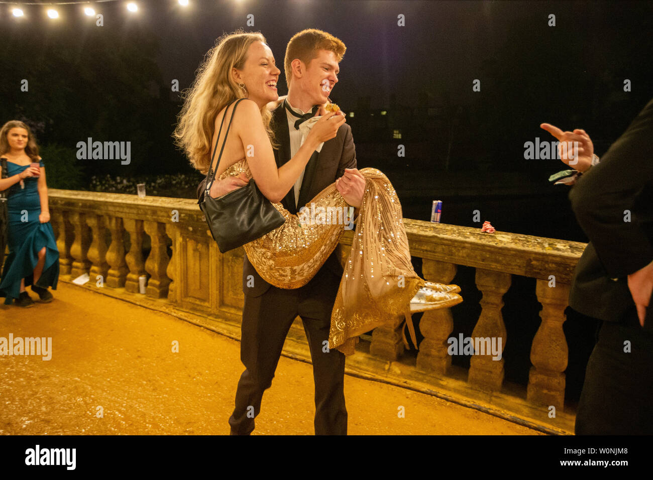 Photo daté de juin e Command 18/19montre aux étudiants à l'hôtel St Johns peut Ball à Cambridge. Photos offrent un rare aperçu de l'intérieur du somptueux St Johns' Ball peut maintenant, le point fort de l'agenda social à l'Université de Cambridge et mis en place par Pixie Lott cette année. Les élèves ont bravé la pluie de passer dans le black tie et élégantes robes de bal pour l'événement qui a été voté Meilleur 'Septième partie dans le monde" par le magazine Time. Chaque année, il y a une bousculade pour obtenir des billets pour la spectaculaire fin d'année, qui coûte £365 pour une paire. Le thème de l'événement est toujours un secret bien gardé jusqu'à la Banque D'Images