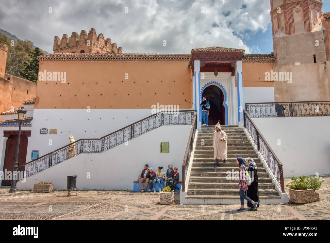 Chefchaouen, Maroc - Mai 03, 2019 : Un vieux homme marocain descend les escaliers de la grande mosquée après la prière, à Chefchaouen, (ou Chaouen), un ve Banque D'Images