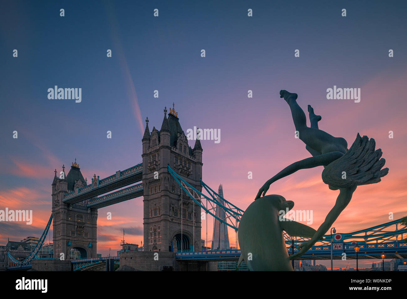 La jeune fille et le Dauphin à la célèbre London Tower Bridge sur la Tamise. Banque D'Images