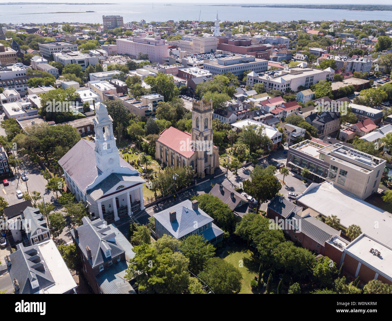 Vue aérienne du centre-ville de Charleston, Caroline du Sud avec St Johns Églises unitariennes et luthérienne en premier plan. Banque D'Images Vue aérienne du centre-ville de Charleston, Caroline du Sud avec St Johns Églises unitariennes et luthérienne en premier plan. Banque D'Images