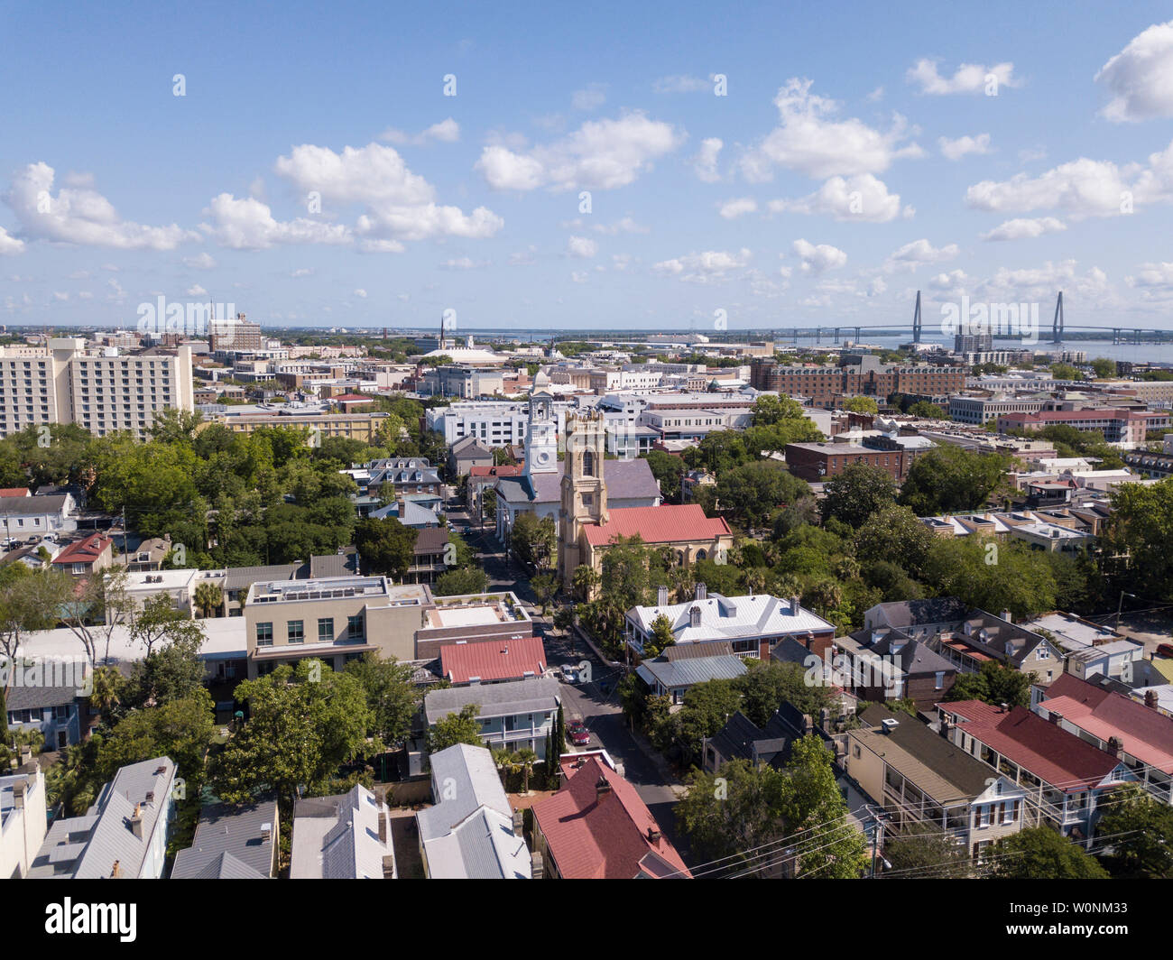 Vue aérienne du centre-ville de Charleston, Caroline du Sud avec des églises historiques. Banque D'Images Vue aérienne du centre-ville de Charleston, Caroline du Sud avec des églises historiques. Banque D'Images