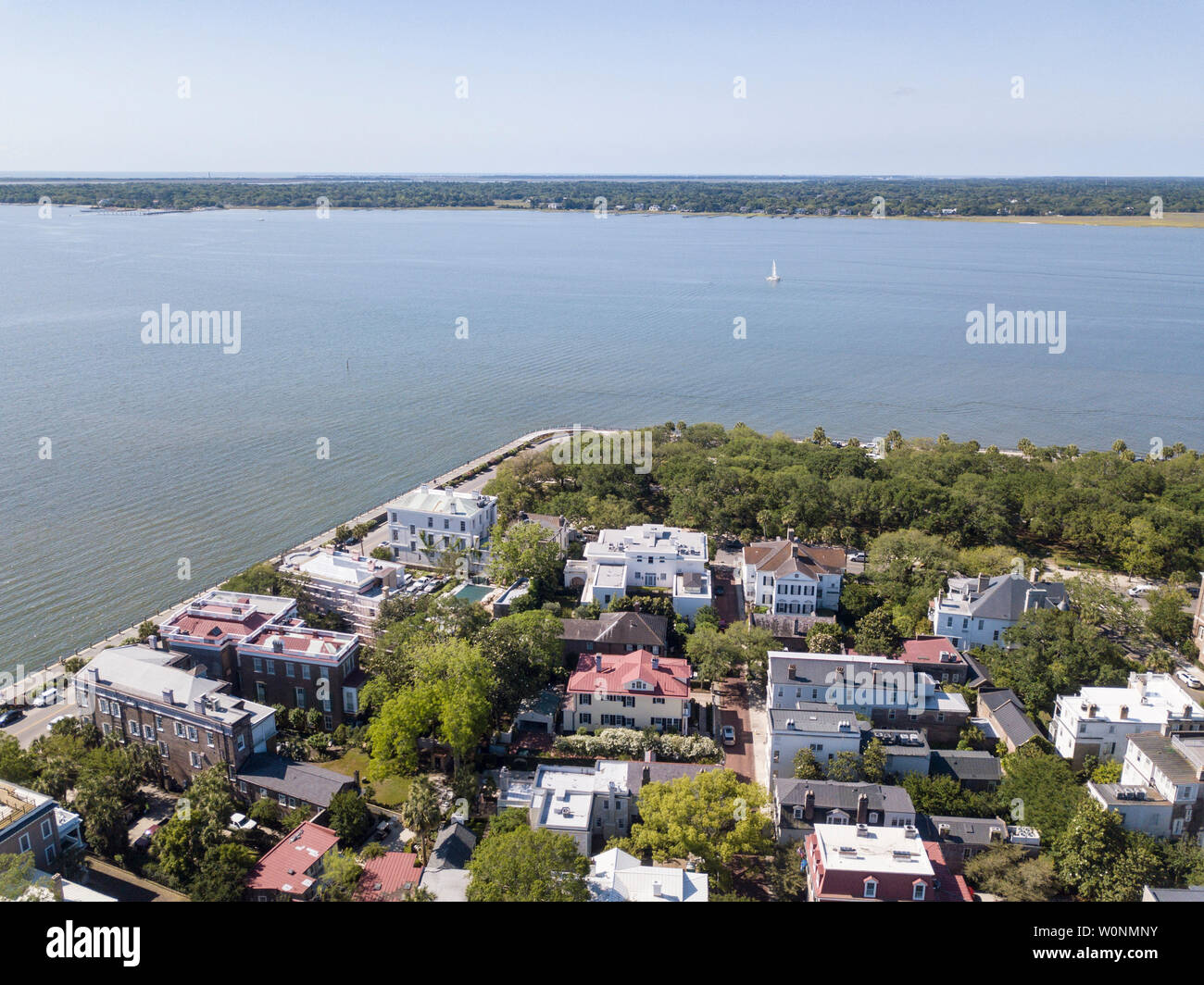 Vue aérienne du quartier historique de Charleston, Caroline du Sud, dont les jardins du Point blanc et du bord de l'eau. Banque D'Images Vue aérienne du quartier historique de Charleston, Caroline du Sud, dont les jardins du Point blanc et du bord de l'eau. Banque D'Images
