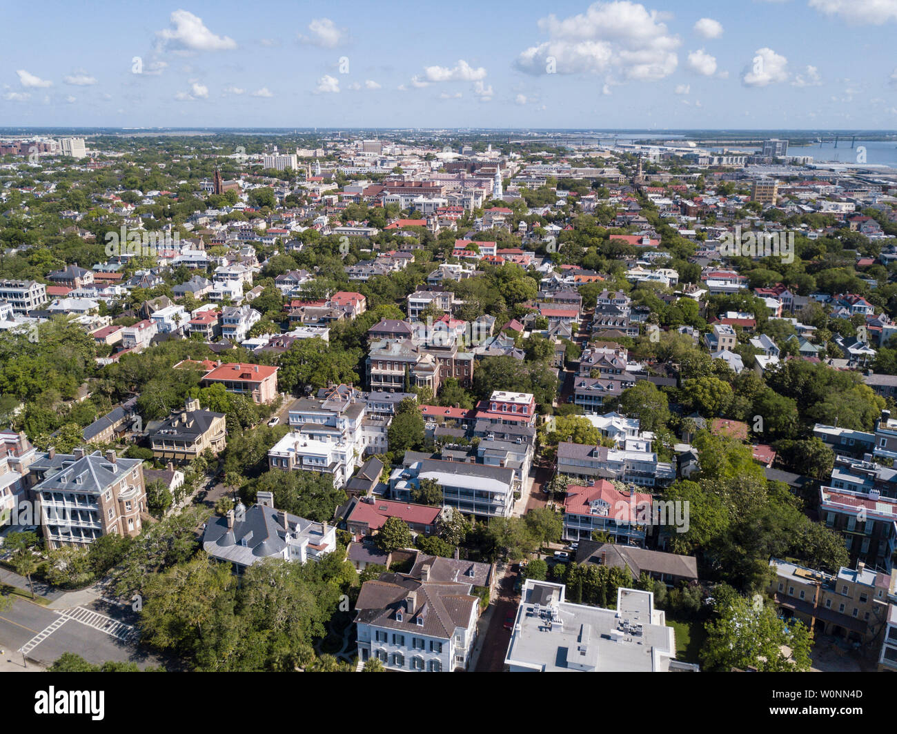 Vue aérienne du centre-ville historique de Charleston, Caroline du sud de Point blanc au-dessus des jardins. Banque D'Images Vue aérienne du centre-ville historique de Charleston, Caroline du sud de Point blanc au-dessus des jardins. Banque D'Images