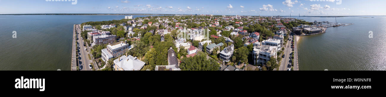 Vue panoramique aérienne de l'ensemble le centre ville quartier historique de Charleston, Caroline du Sud. Banque D'Images Vue panoramique aérienne de l'ensemble le centre ville quartier historique de Charleston, Caroline du Sud. Banque D'Images