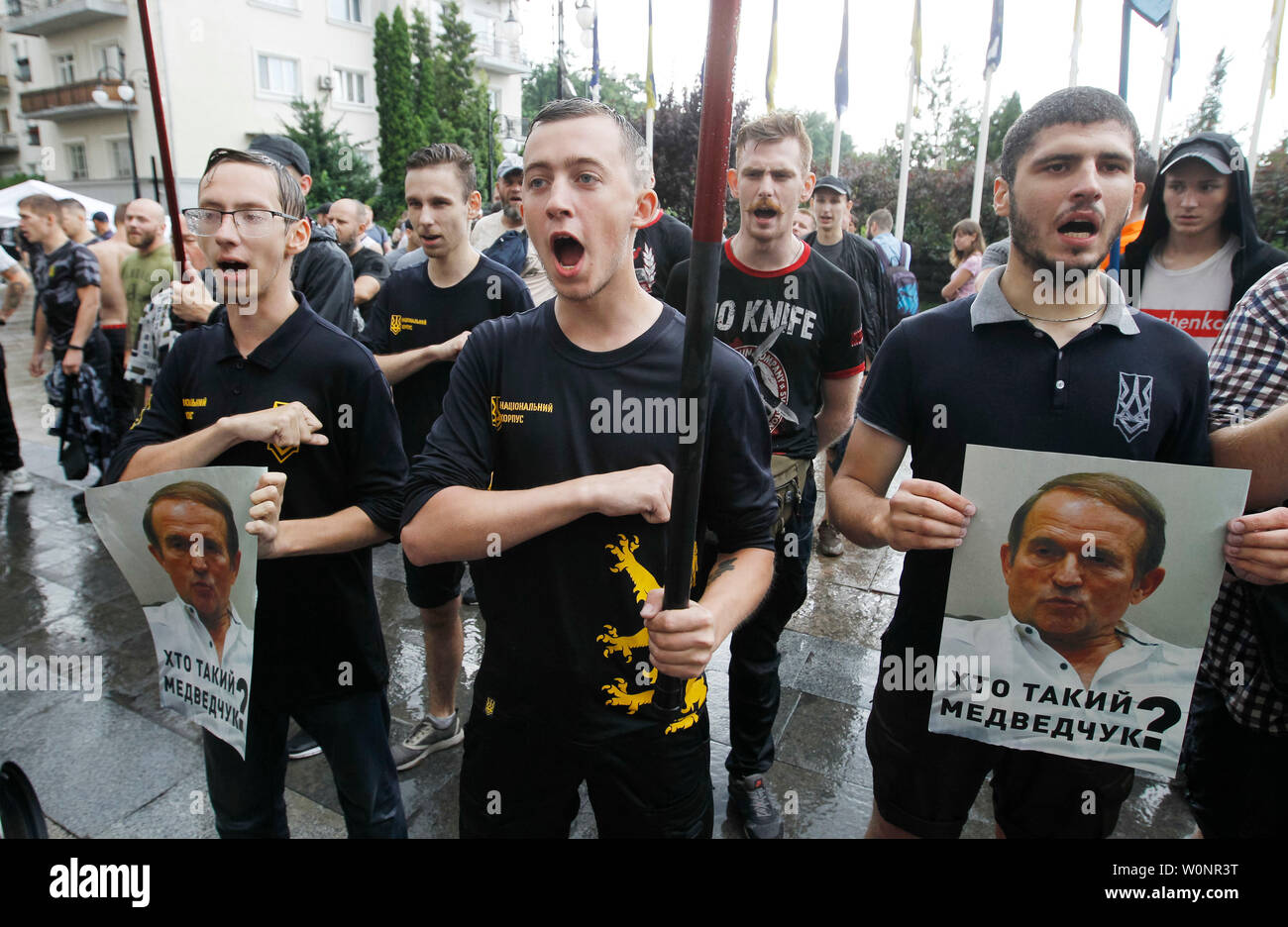 Le parti d'extrême droite 'Corps' chant national militants slogans pendant un rassemblement contre l'homme politique pro-russe de Victor Медведчук, en dehors de la fonction présidentielle du Président Vladimir Zelensky dans KievThe la demande des militants pour retirer l'homme politique Victor Медведчук du processus de négociation avec la Russie et la Russie à des séparatistes et d'ouvrir une procédure pénale contre lui. Pro-Russian homme politique ukrainien Viktor Medvedchuk est une figure controversée en Ukraine en raison de ses liens étroits avec le président russe Vladimir Poutine, tandis que Kiev est la lutte contre une guerre séparatiste soutenue par Moscou. L'Ukraine est l Banque D'Images