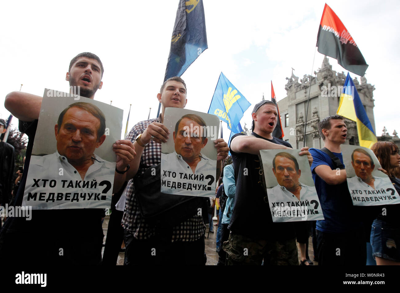 Le parti d'extrême droite 'Corps' National tenir les militants des pancartes avec une photo d'homme politique pro-russe de Victor Медведчук avec un texte disant qui est Медведчук ? Au cours d'un rassemblement à l'extérieur du bureau présidentiel du président Vladimir Zelensky dans Kiev.La demande des militants pour retirer l'homme politique Victor Медведчук du processus de négociation avec la Russie et la Russie à des séparatistes et d'ouvrir une procédure pénale contre lui. Pro-Russian homme politique ukrainien Viktor Medvedchuk est une figure controversée en Ukraine en raison de ses liens étroits avec le président russe Vladimir Poutine, tandis que Kiev est lutte Banque D'Images