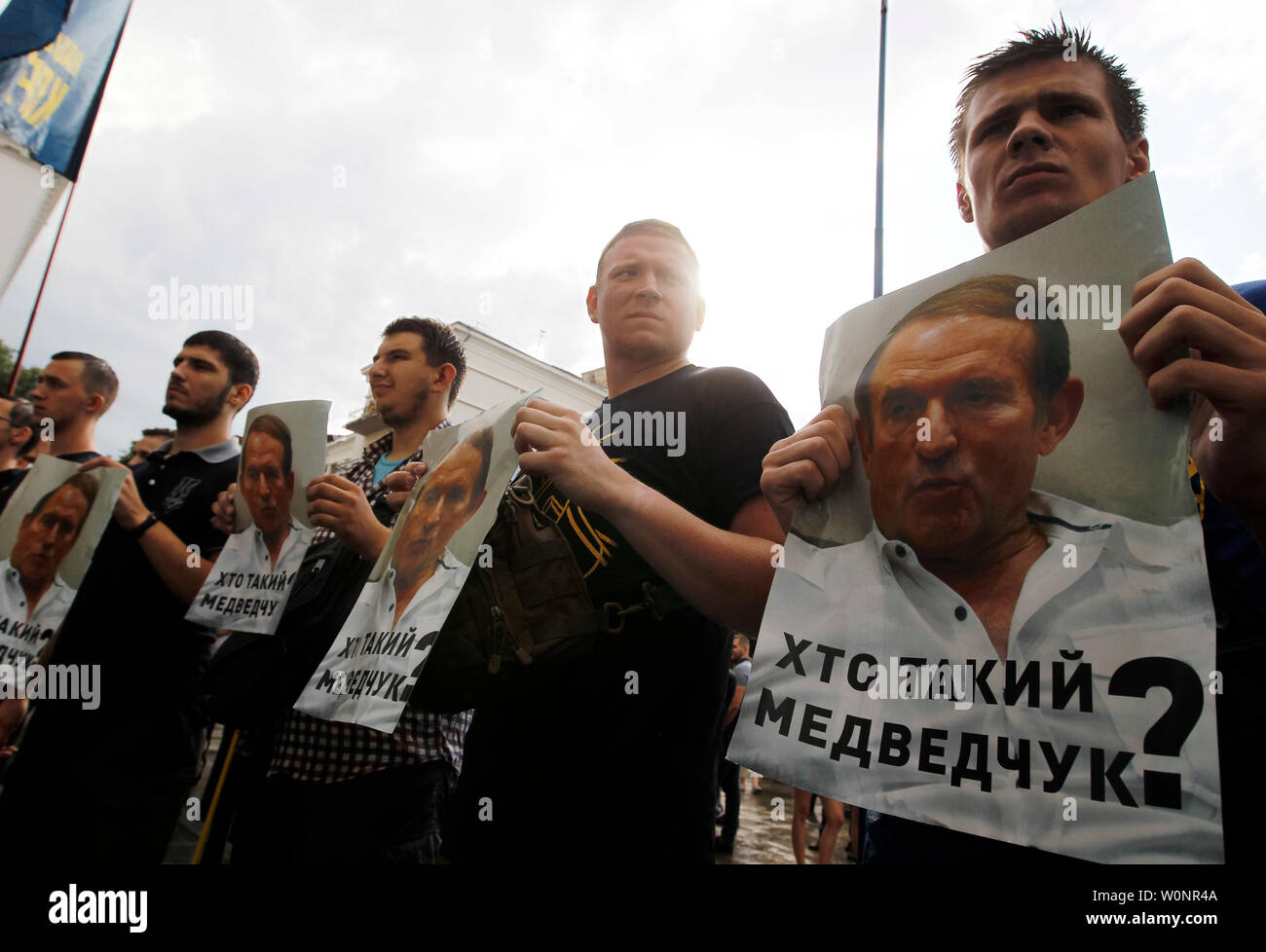 Le parti d'extrême droite 'Corps' National tenir les militants des pancartes avec une photo d'homme politique pro-russe de Victor Медведчук avec un texte disant qui est Медведчук ? Au cours d'un rassemblement à l'extérieur du bureau présidentiel du président Vladimir Zelensky dans Kiev.La demande des militants pour retirer l'homme politique Victor Медведчук du processus de négociation avec la Russie et la Russie à des séparatistes et d'ouvrir une procédure pénale contre lui. Pro-Russian homme politique ukrainien Viktor Medvedchuk est une figure controversée en Ukraine en raison de ses liens étroits avec le président russe Vladimir Poutine, tandis que Kiev est lutte Banque D'Images