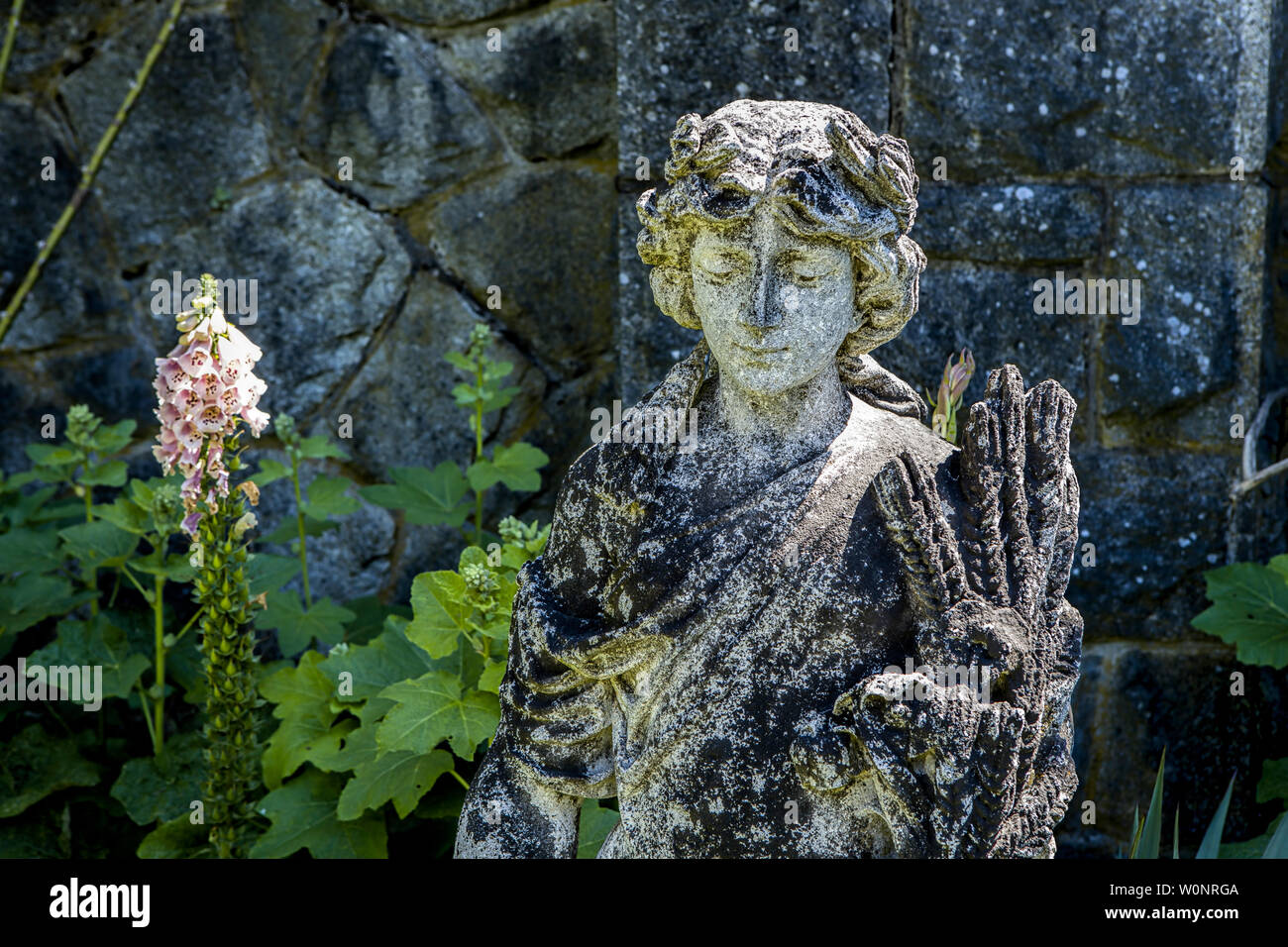 Une statue de femme dans le jardin du château Hatley à Victoria, BC, Canada. Banque D'Images