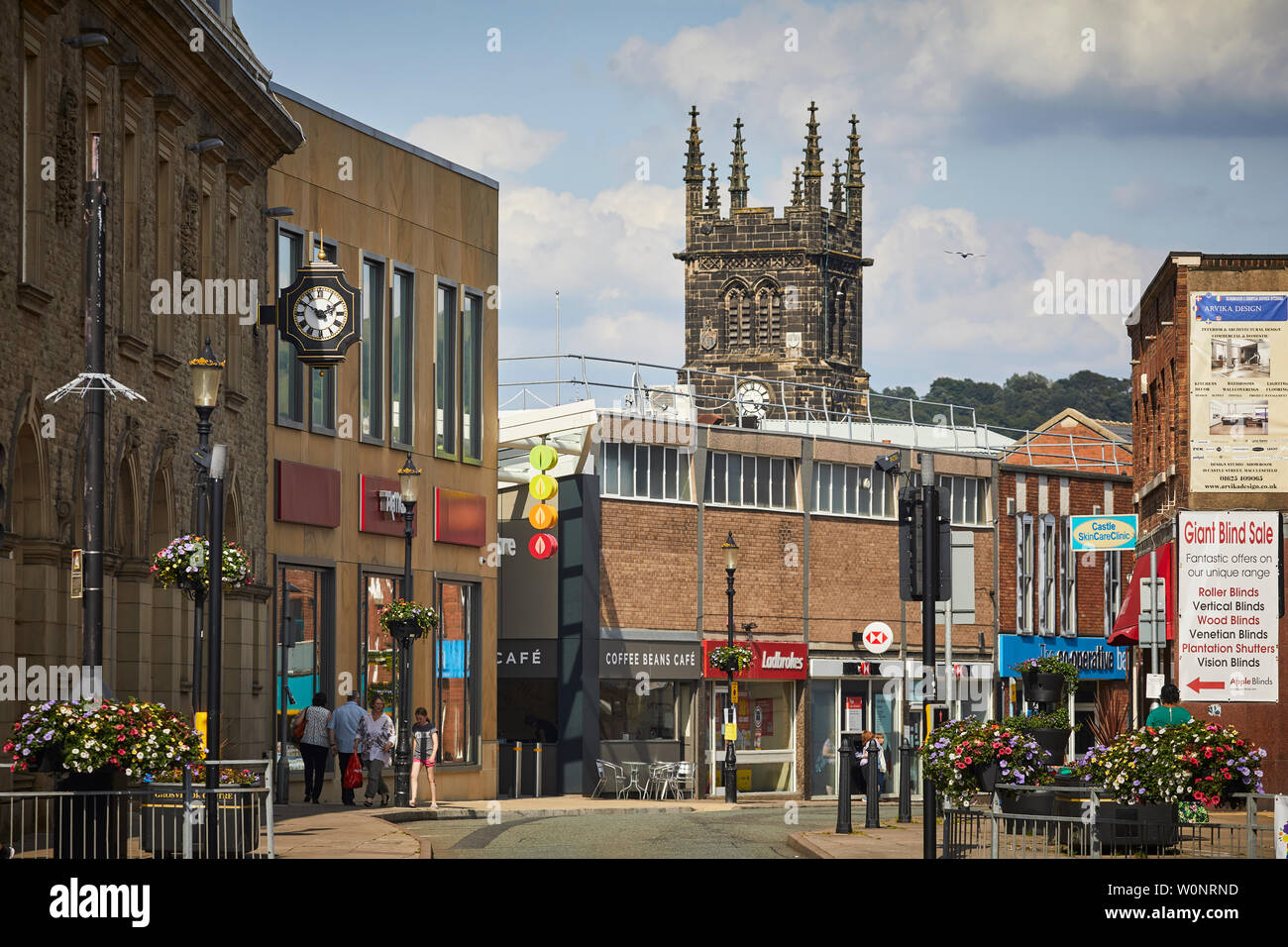 Macclesfield, Cheshire, Rue du château avec vue St Michael et Tous les anges dans le centre-ville Banque D'Images
