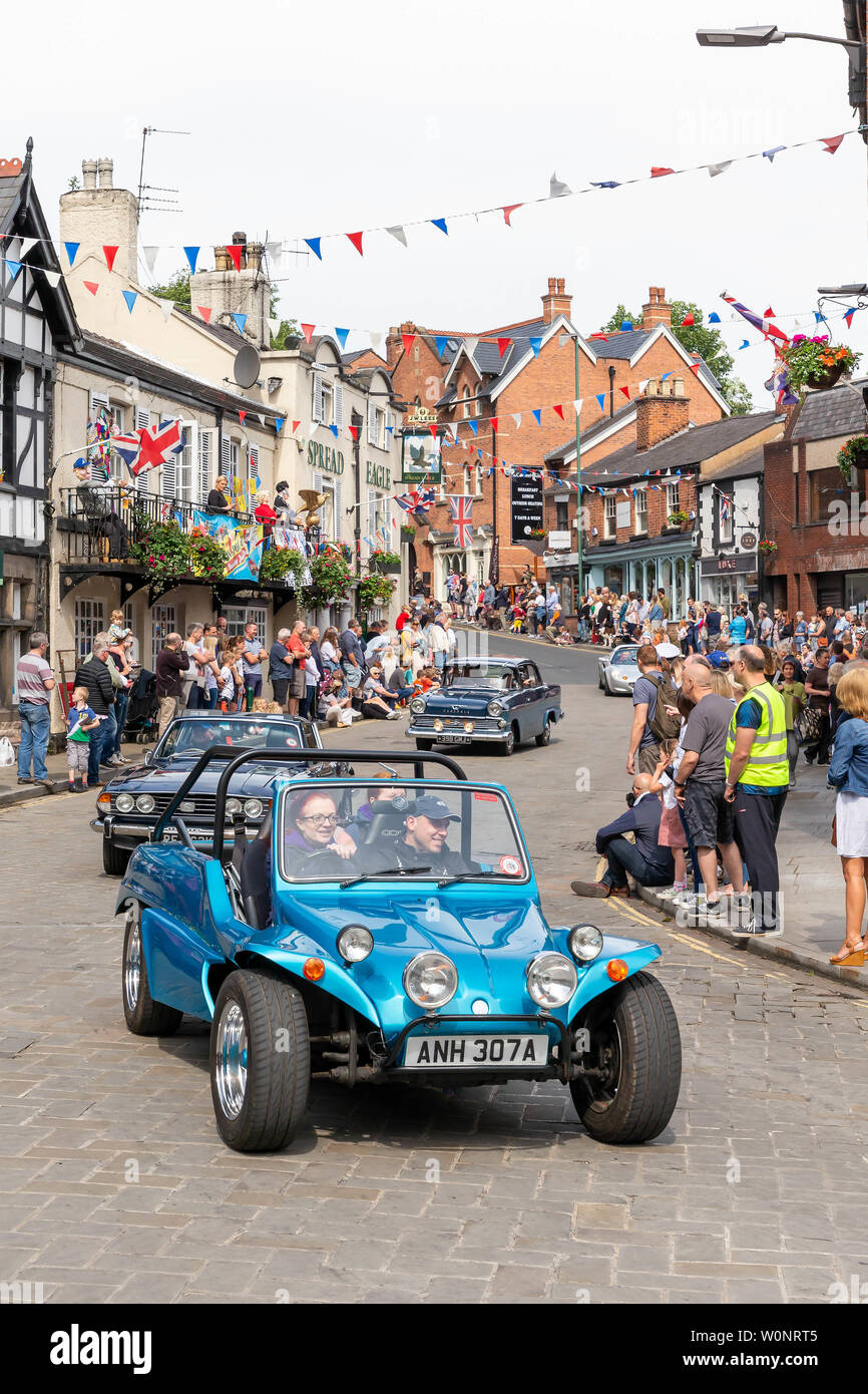 Femme au volant d'une VW beach buggy dans le transport Historique Lymm parade dans les rues du village Banque D'Images